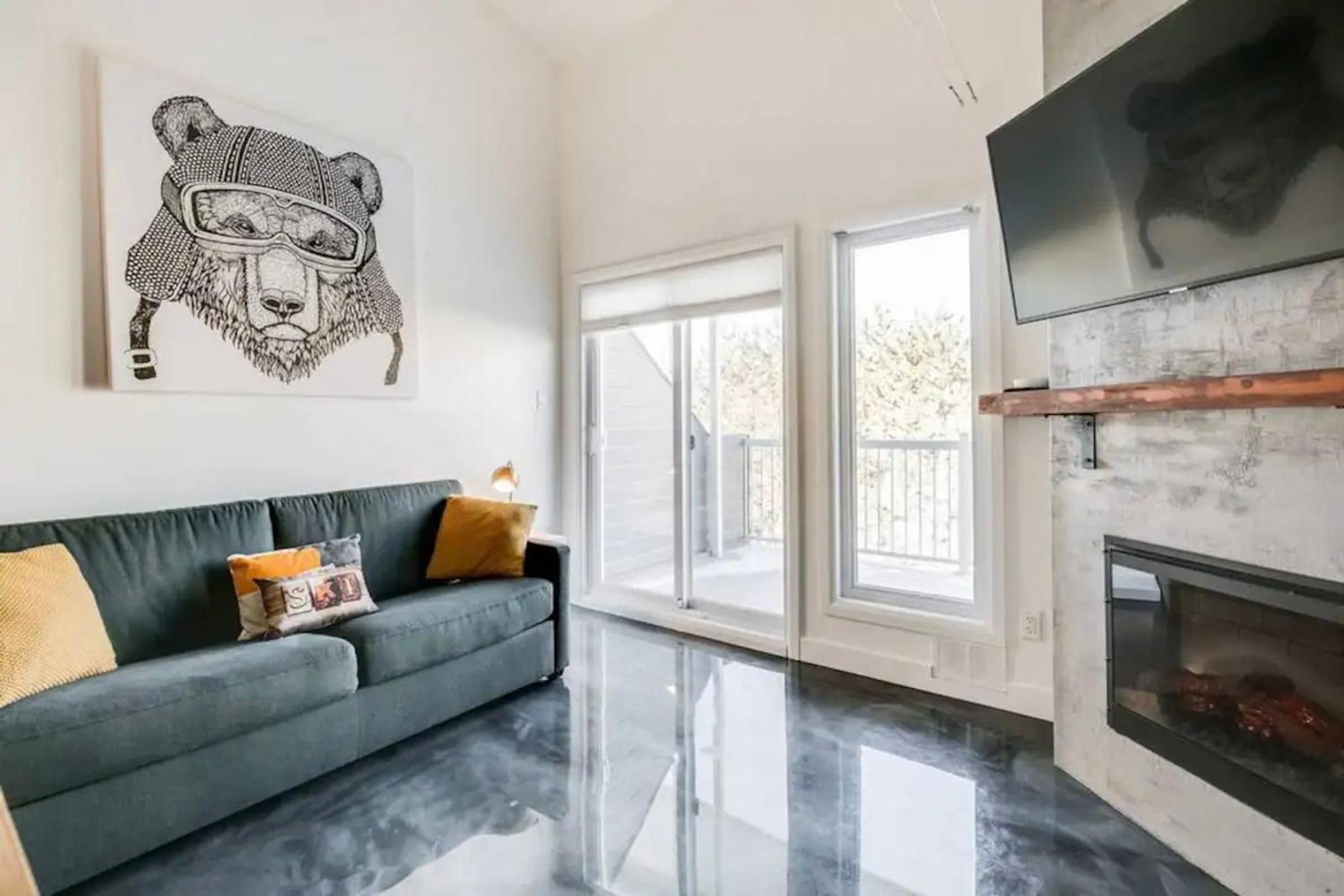 Condo moderne, escapade vacance, vue sur montagnes