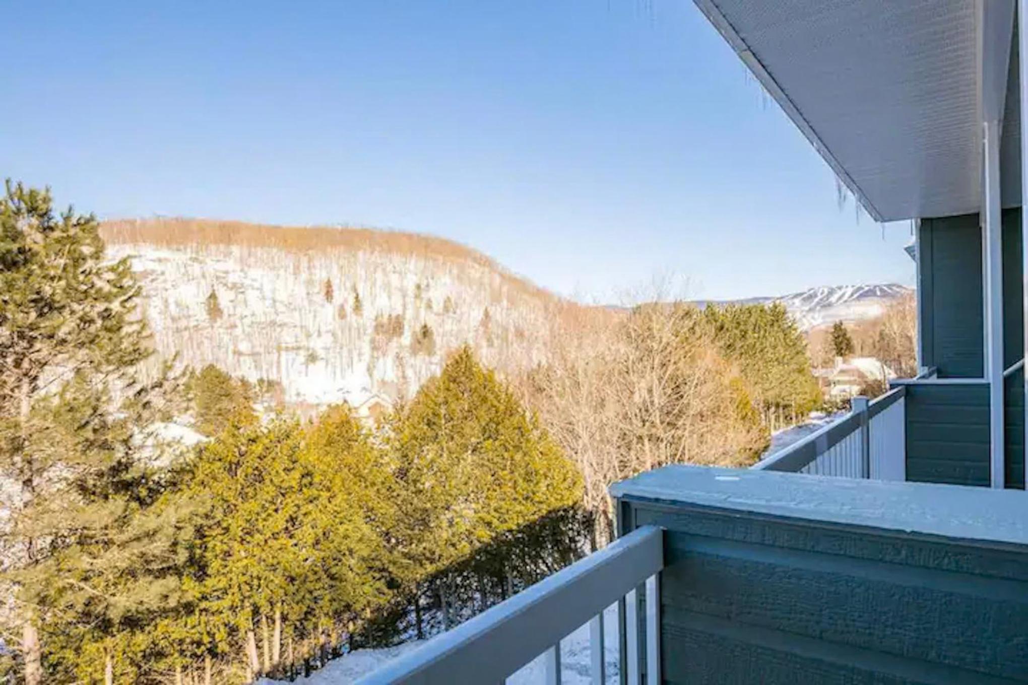 Condo moderne, escapade vacance, vue sur montagnes