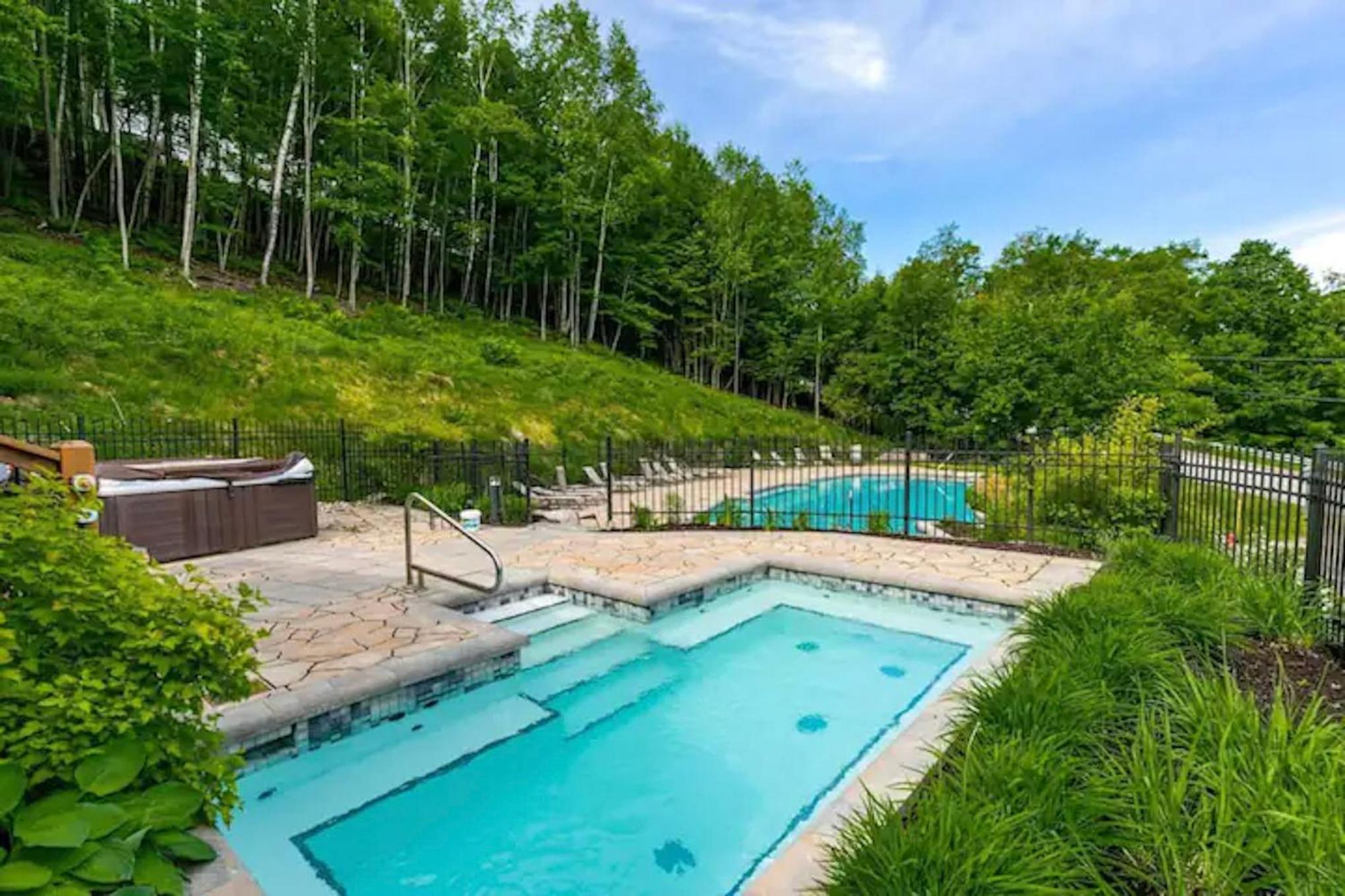 Condo moderne, escapade vacance, vue sur montagnes