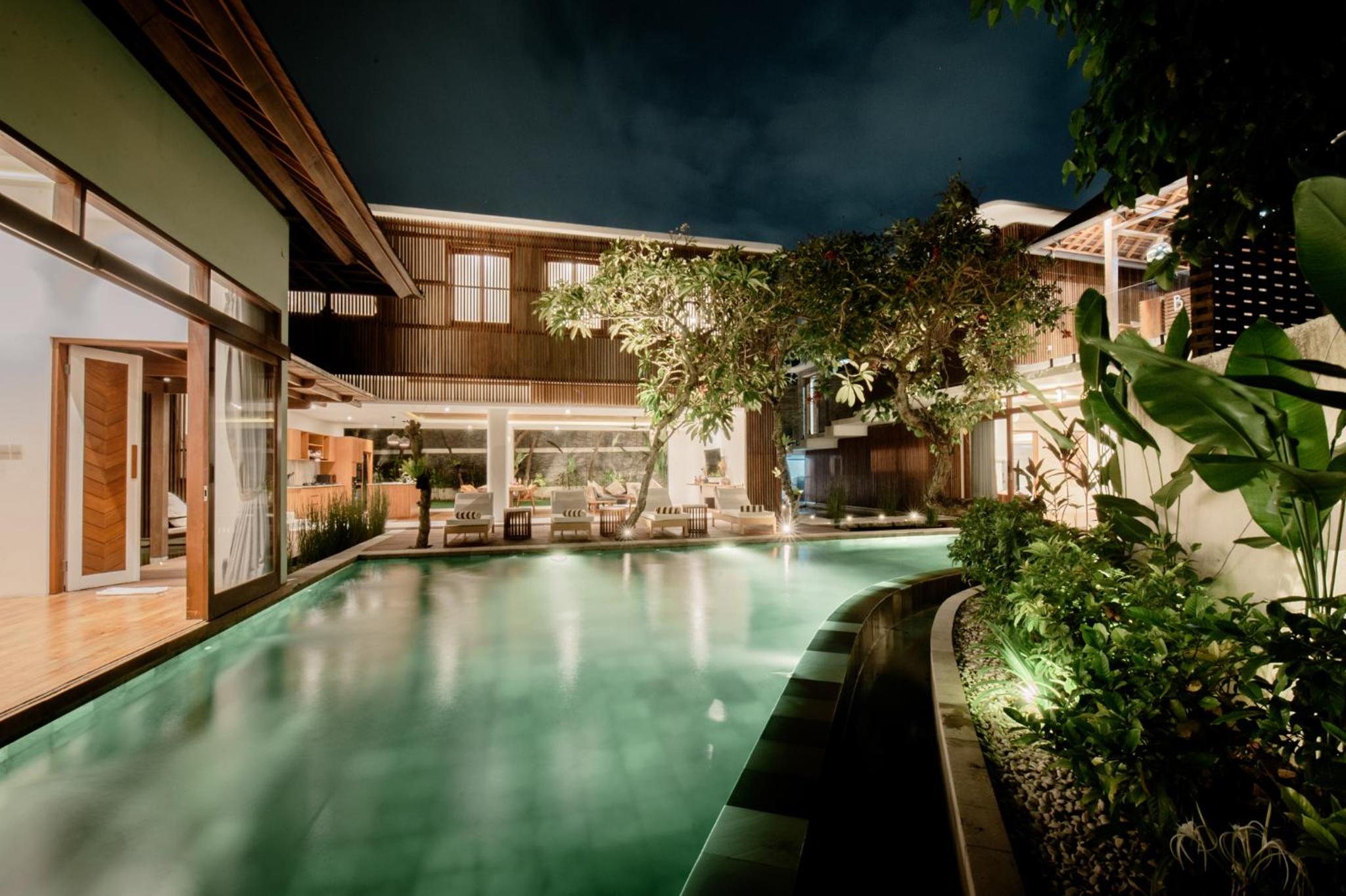 Payapaya Seminyak luxury vila 4 BR near beach potato head