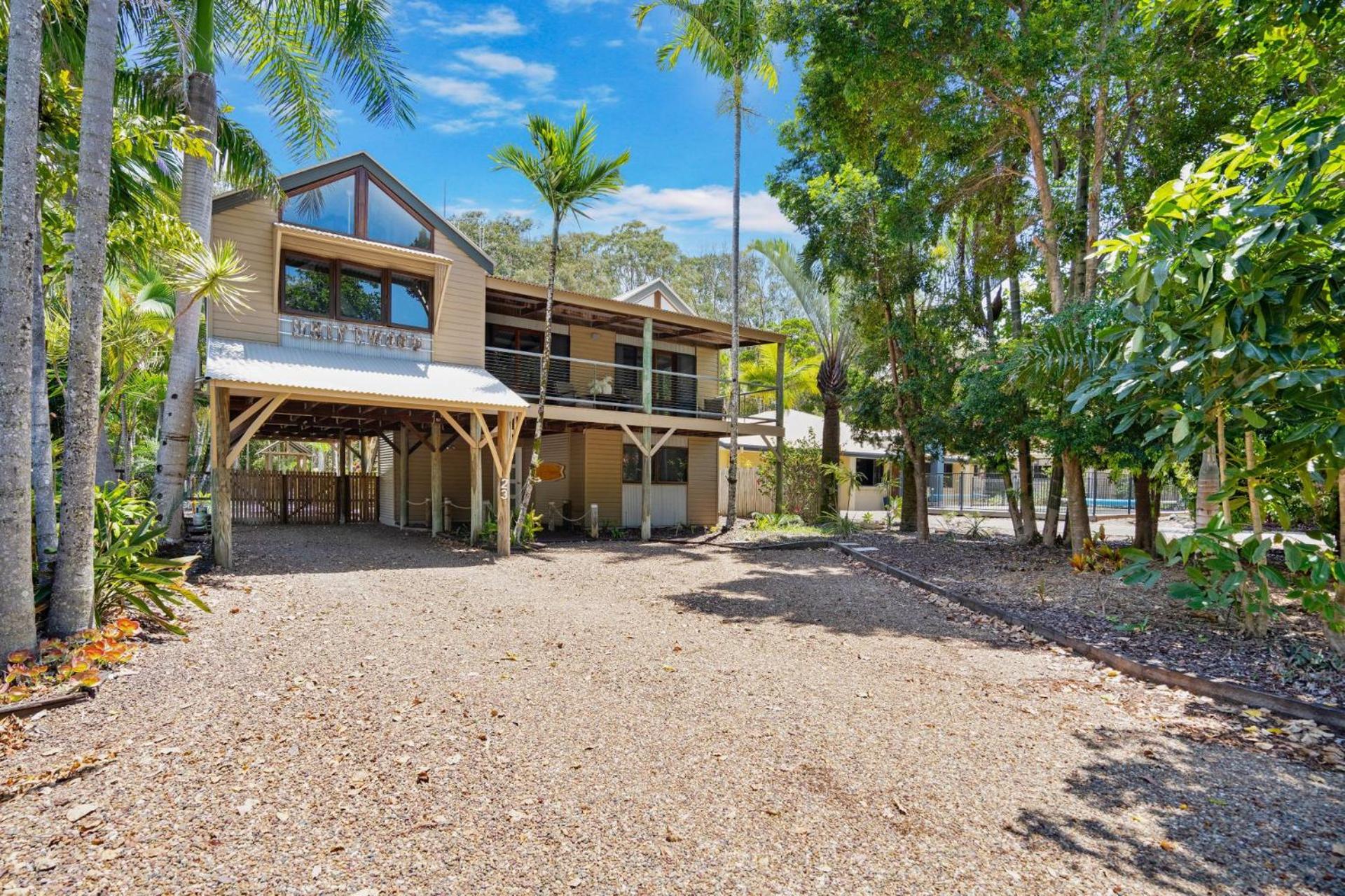 Driftwood Beach House at Rainbow Beach with Pool Aircon Wifi