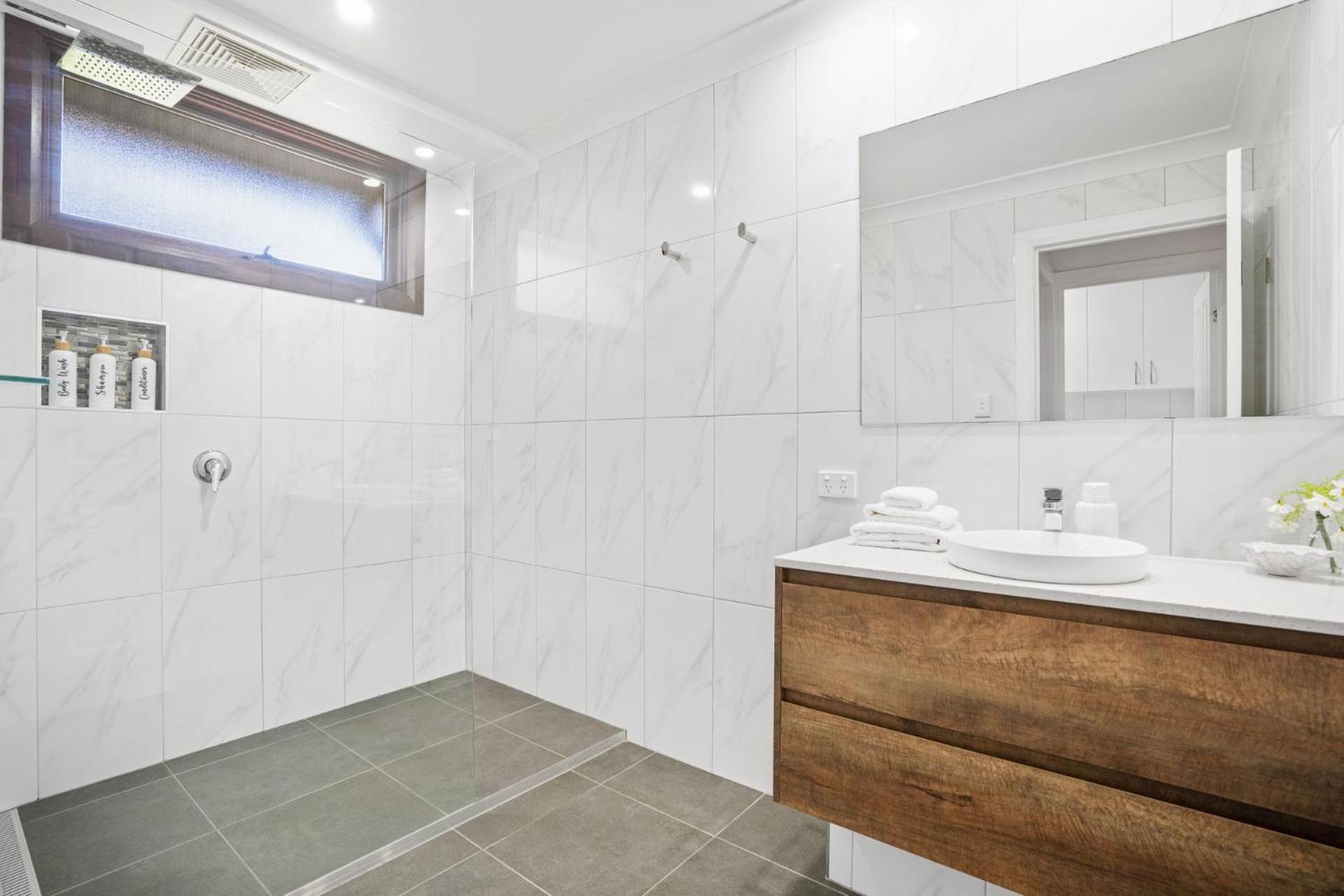 Driftwood Beach House at Rainbow Beach with Pool Aircon Wifi