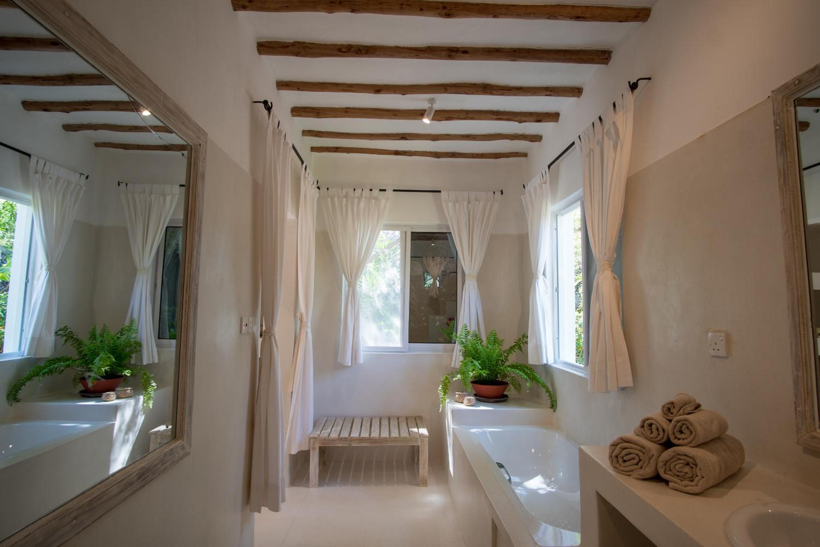 Allamanda Beach House at CheShale Beach