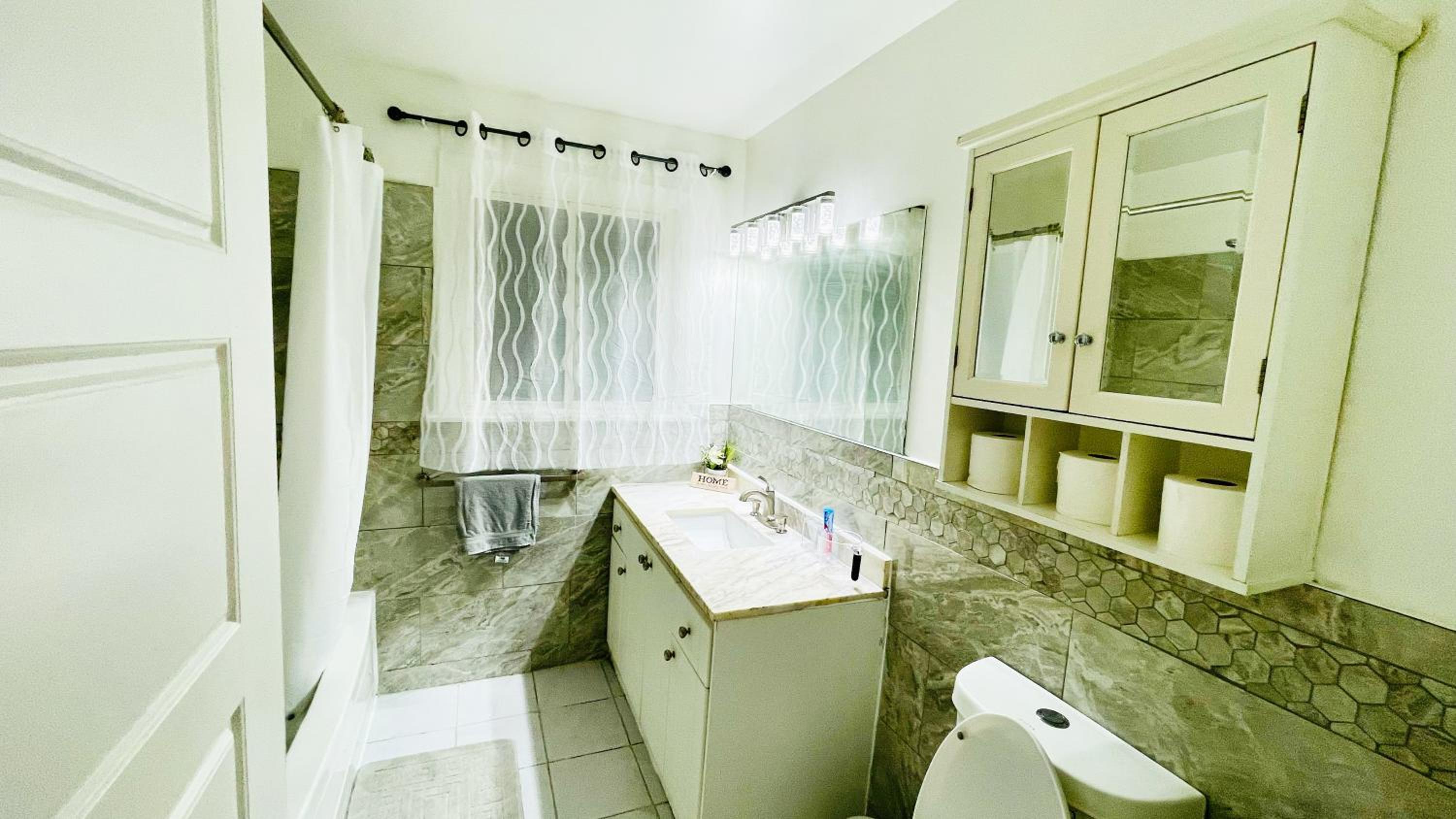 Amazing Home Near Toronto Airport with 2 Parking