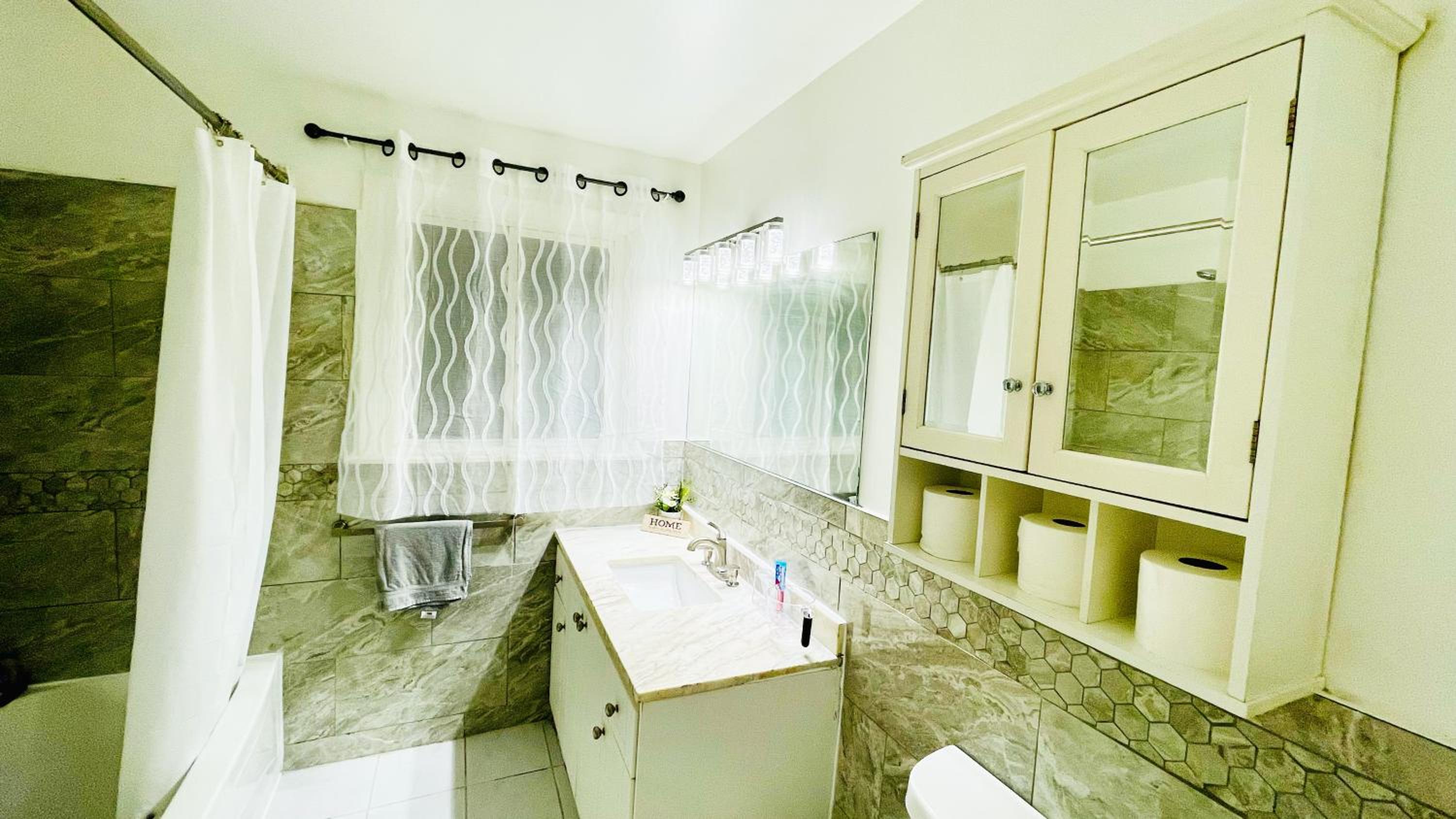 Amazing Home Near Toronto Airport with 2 Parking