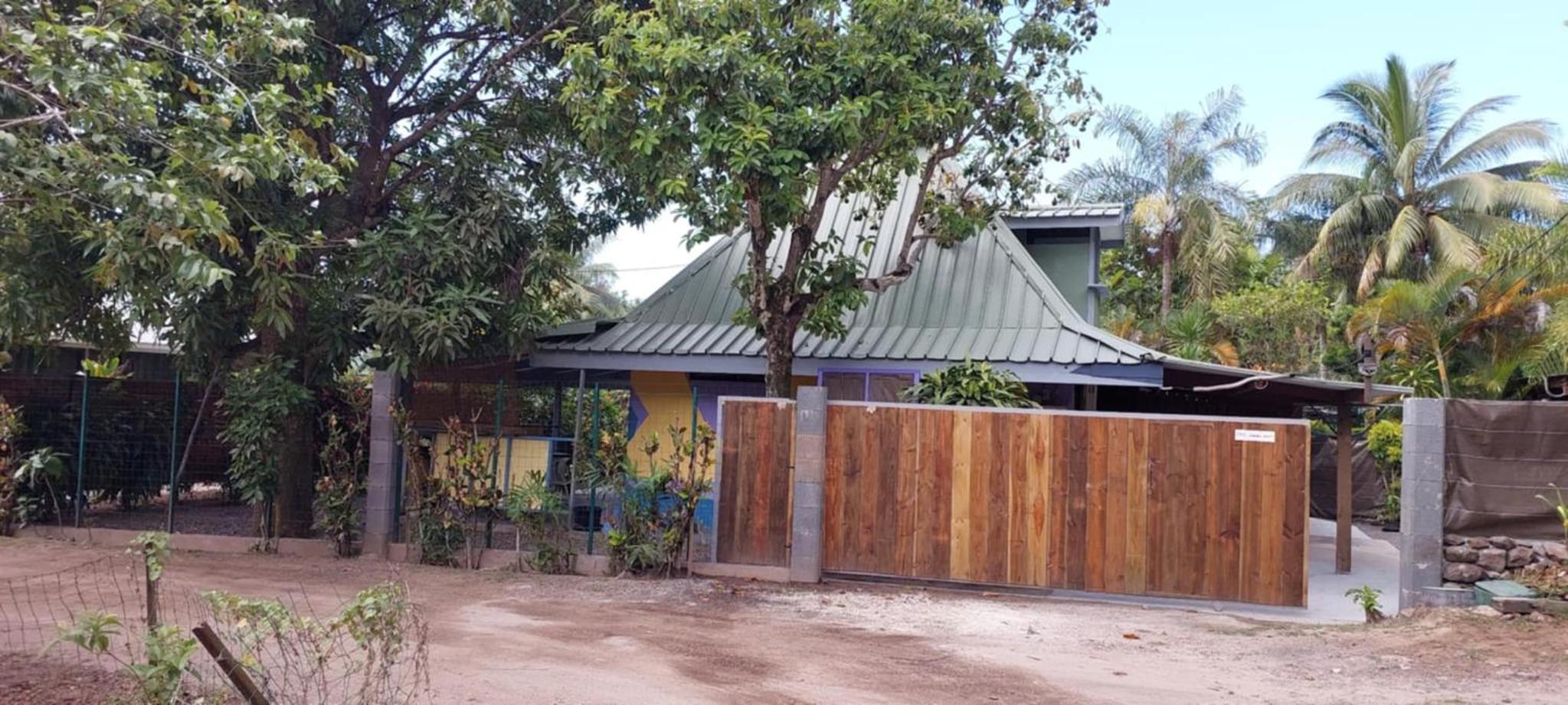 Tiahura Lodge