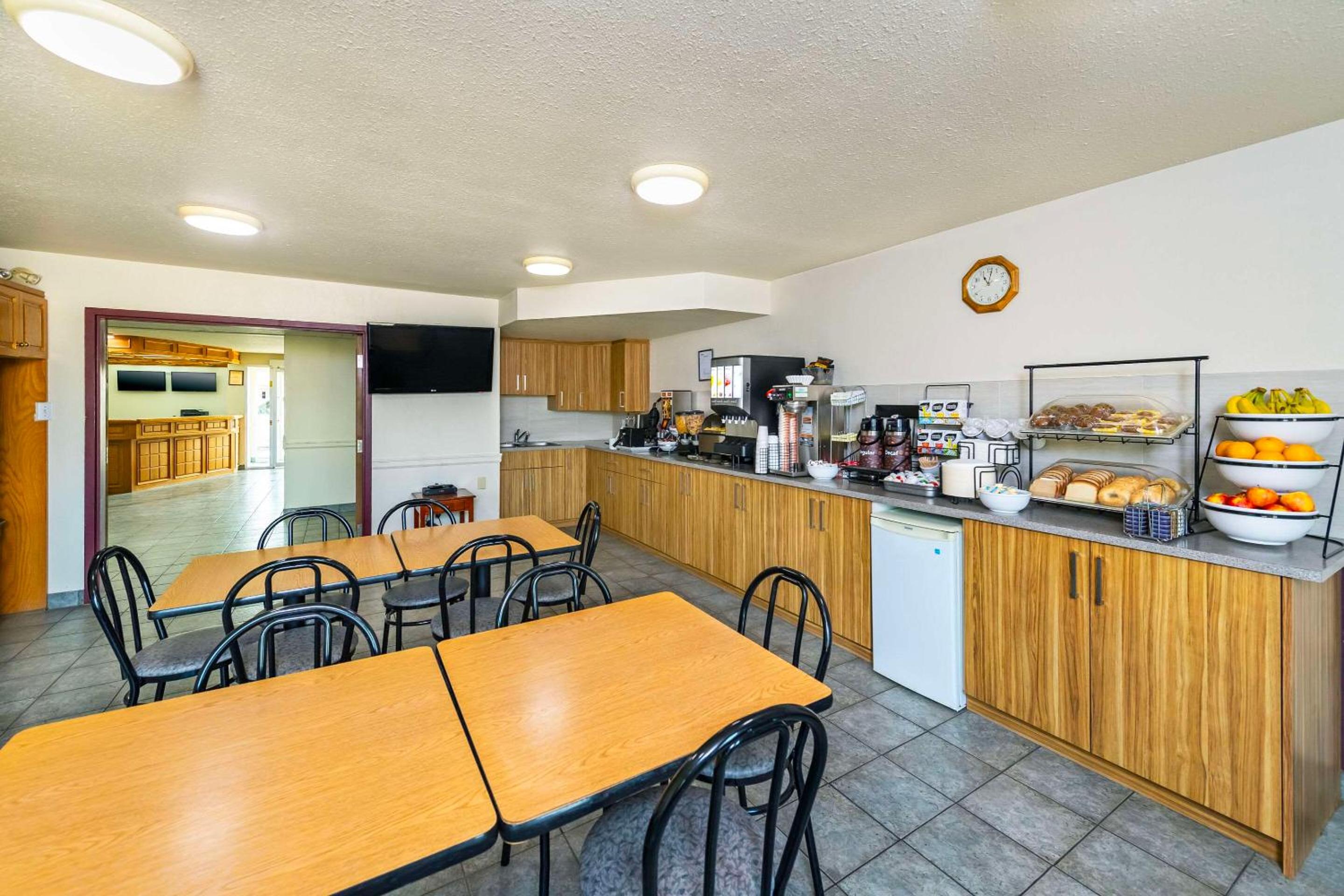 Edson Vacations - Rodeway Inn - Property Image 7