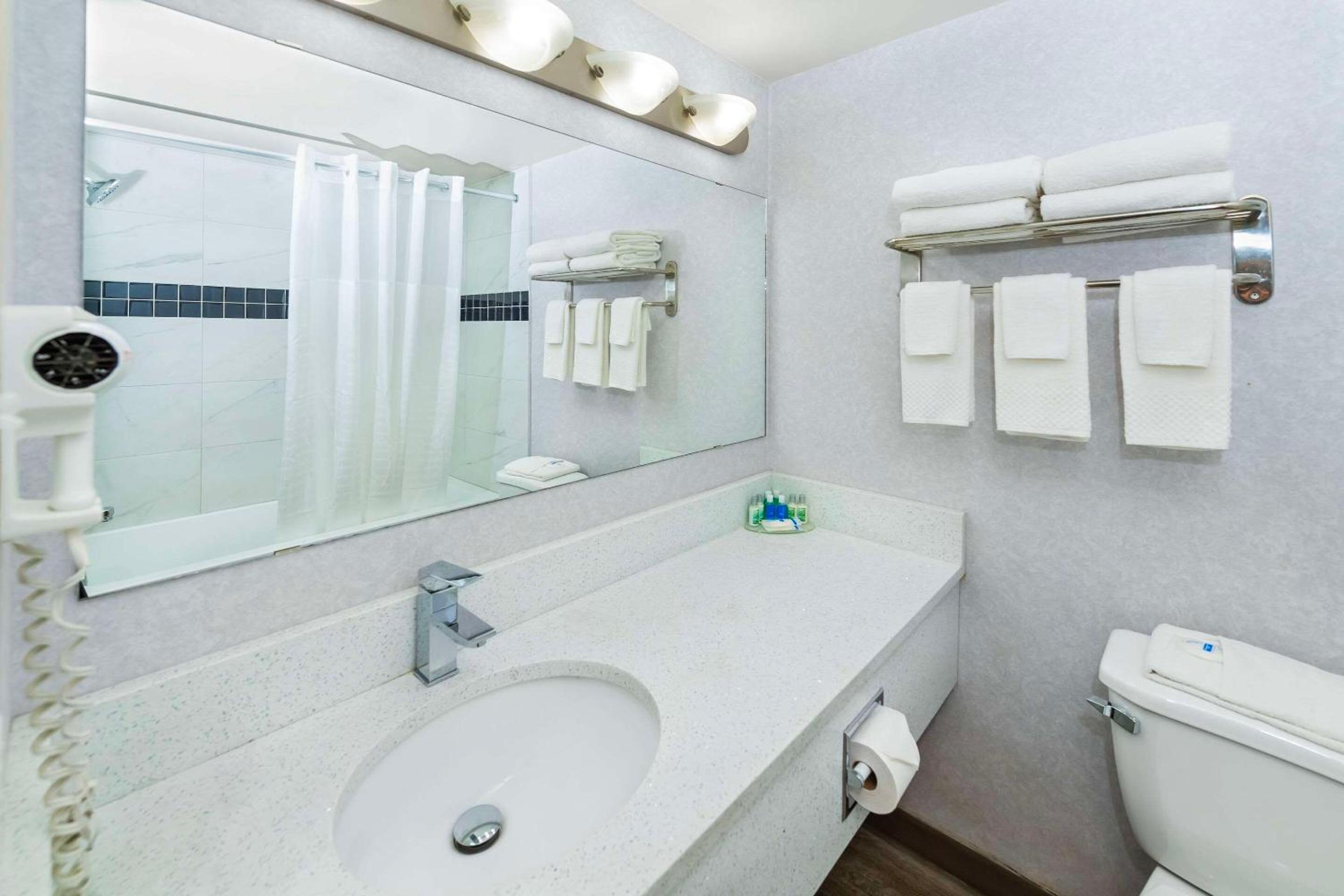Edson Vacations - Rodeway Inn - Property Image 4