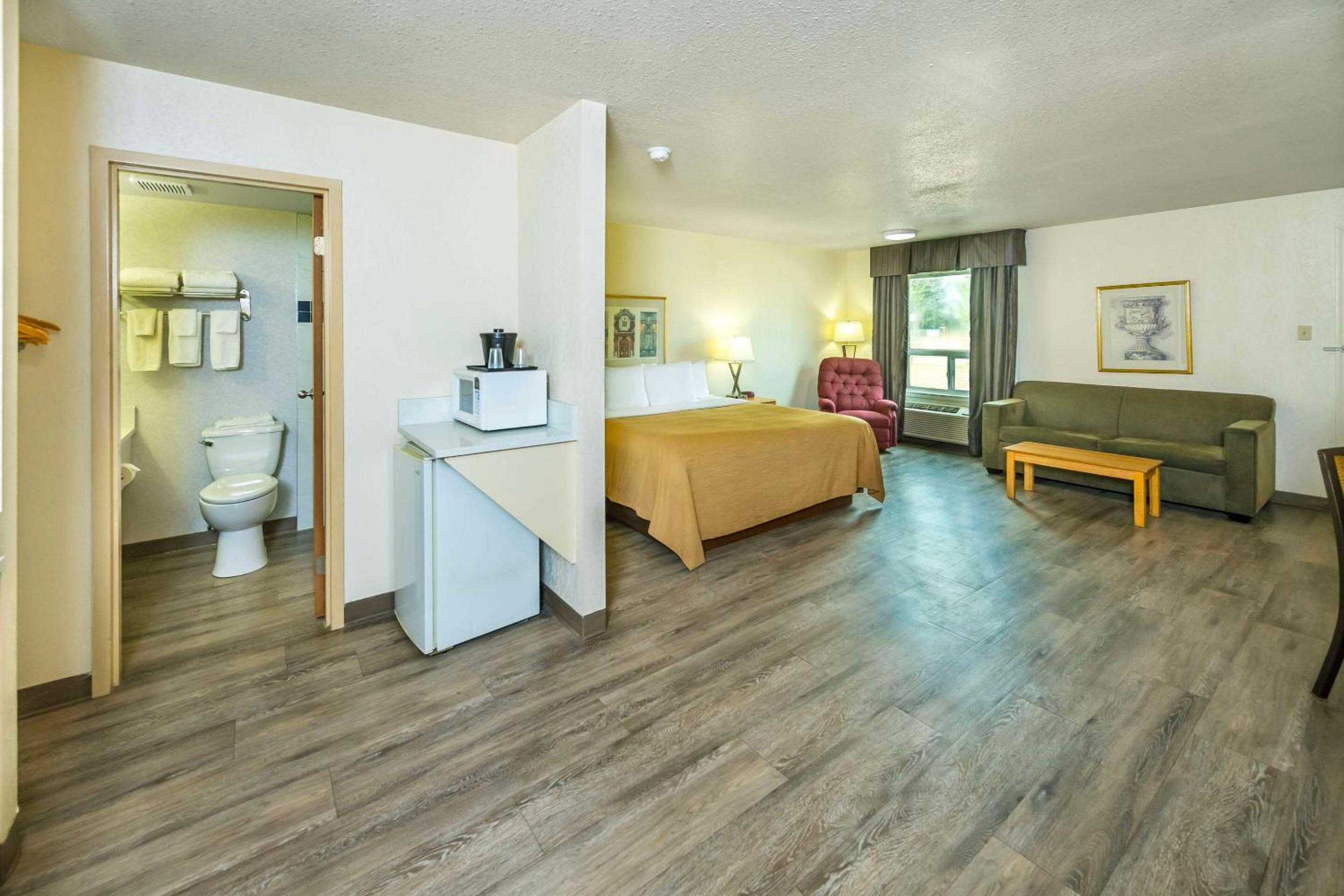 Edson Vacations - Rodeway Inn - Property Image 9