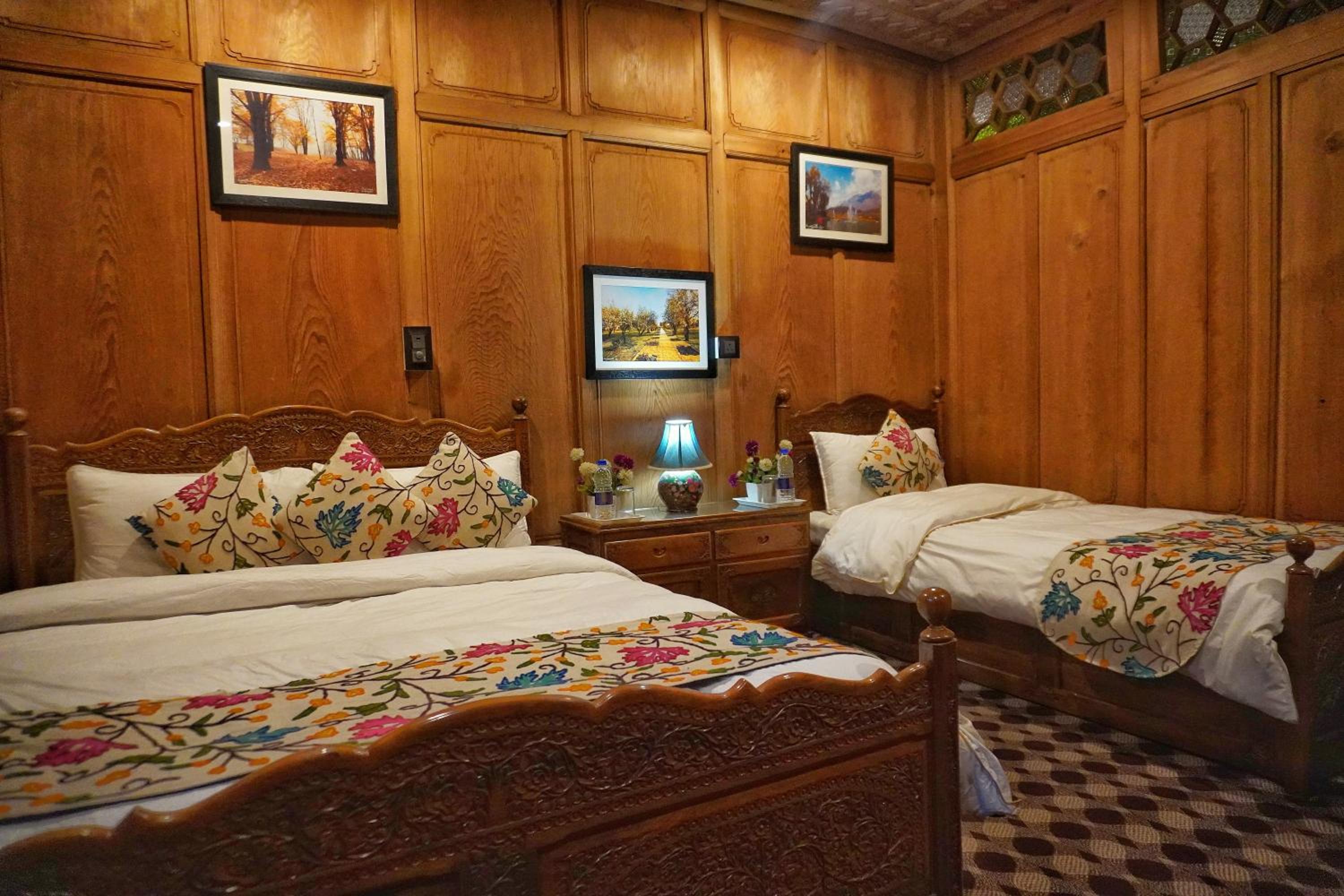 Swan Group of Houseboats, Golden Dal Lake