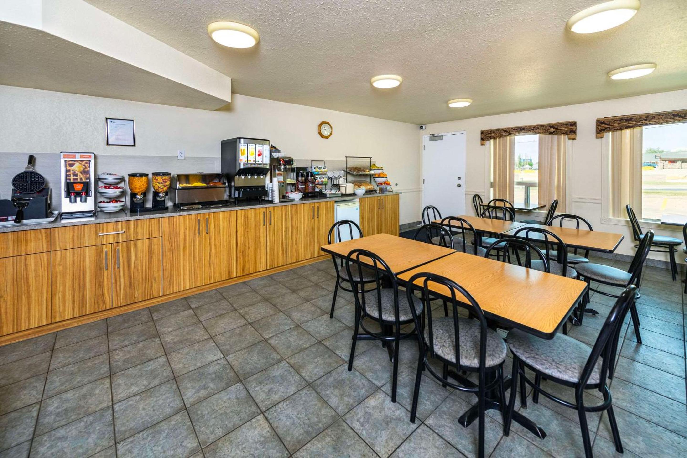 Edson Vacations - Rodeway Inn - Property Image 4