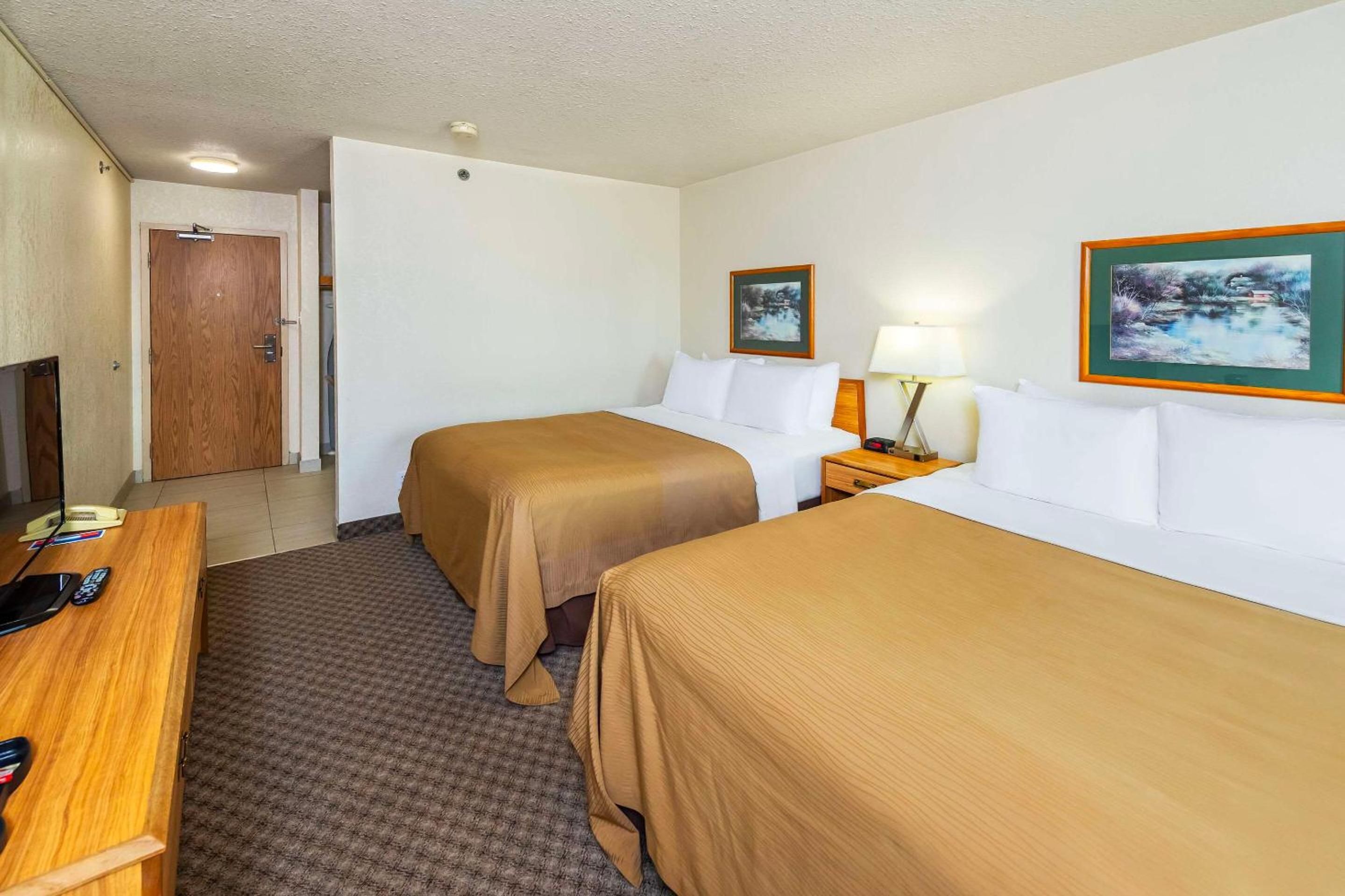 Edson Vacations - Rodeway Inn - Property Image 12