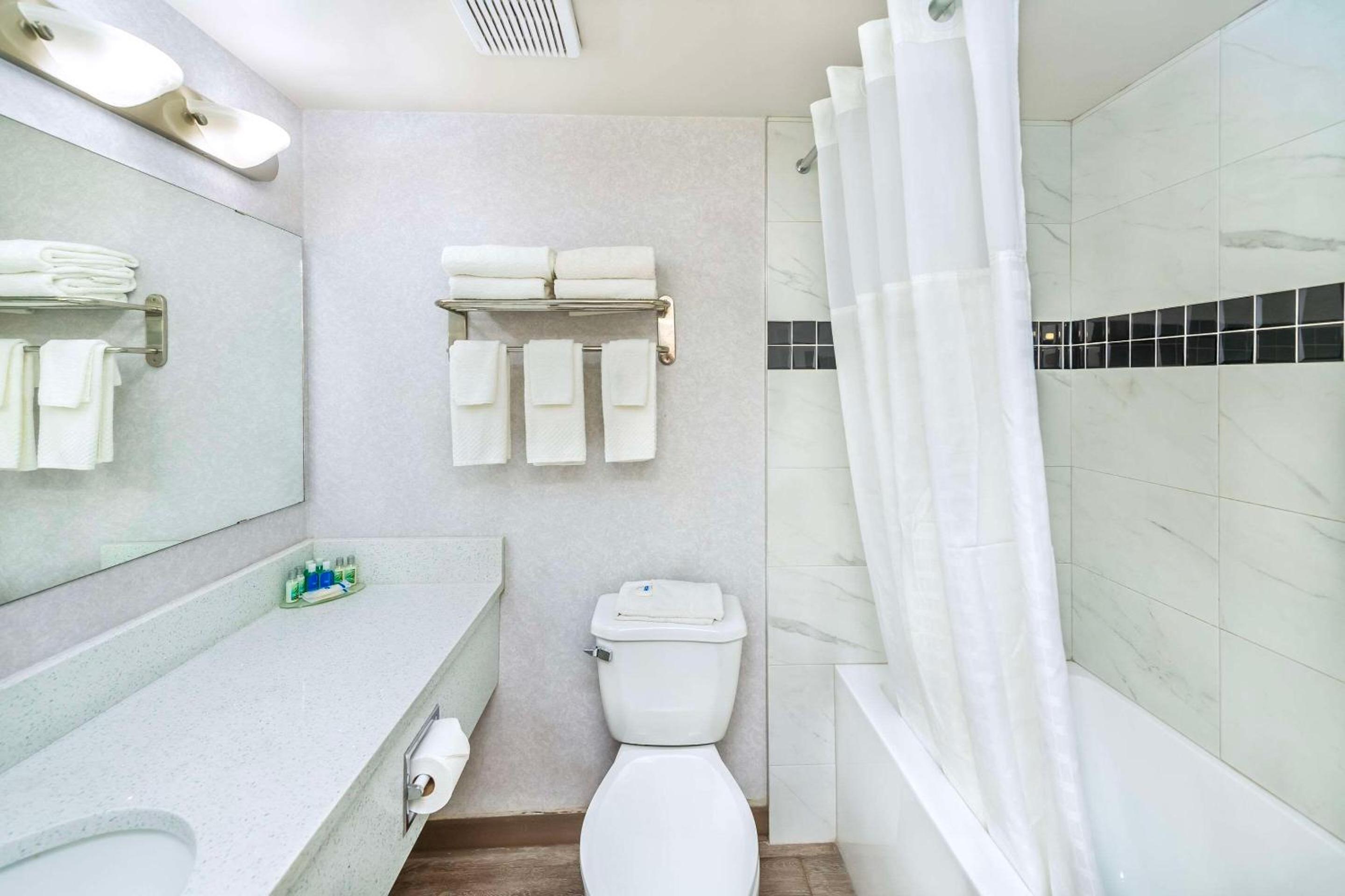 Edson Vacations - Rodeway Inn - Property Image 5