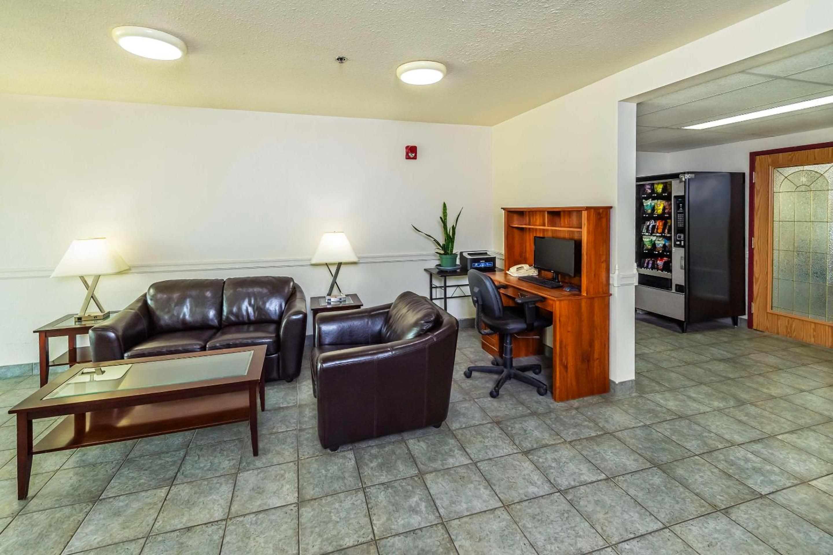 Edson Vacations - Rodeway Inn - Property Image 3