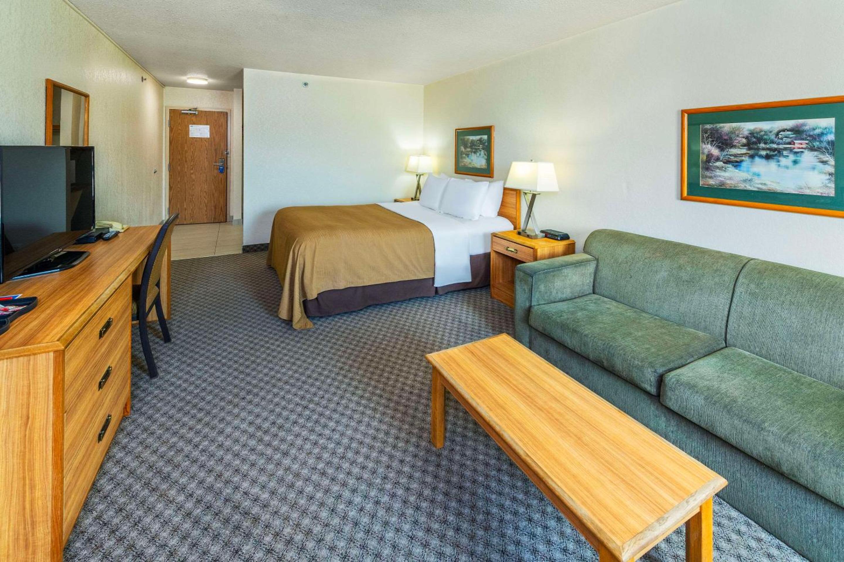 Edson Vacations - Rodeway Inn - Property Image 14