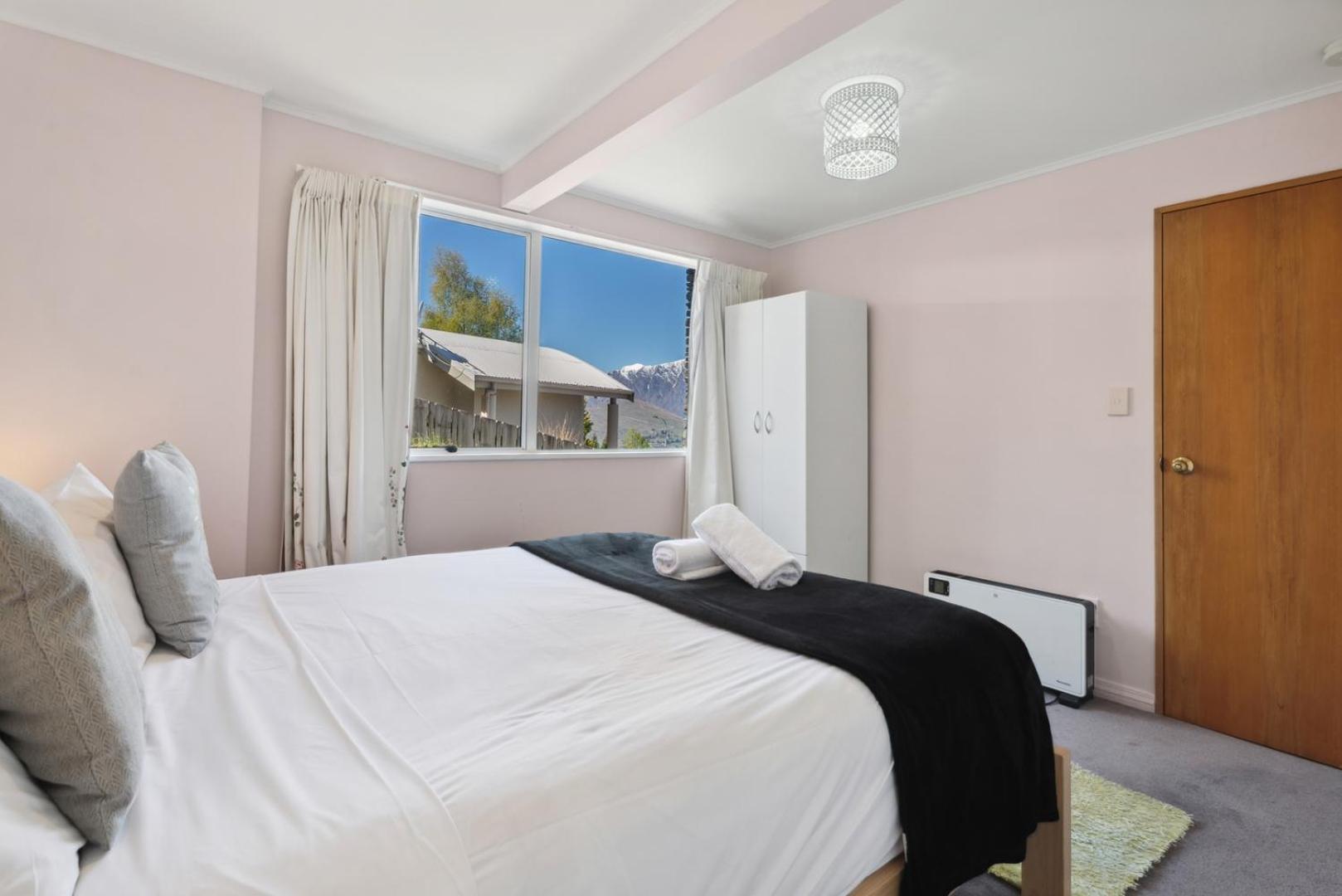 Picturesque View - 2 bedroom flat with kitchenette view 3