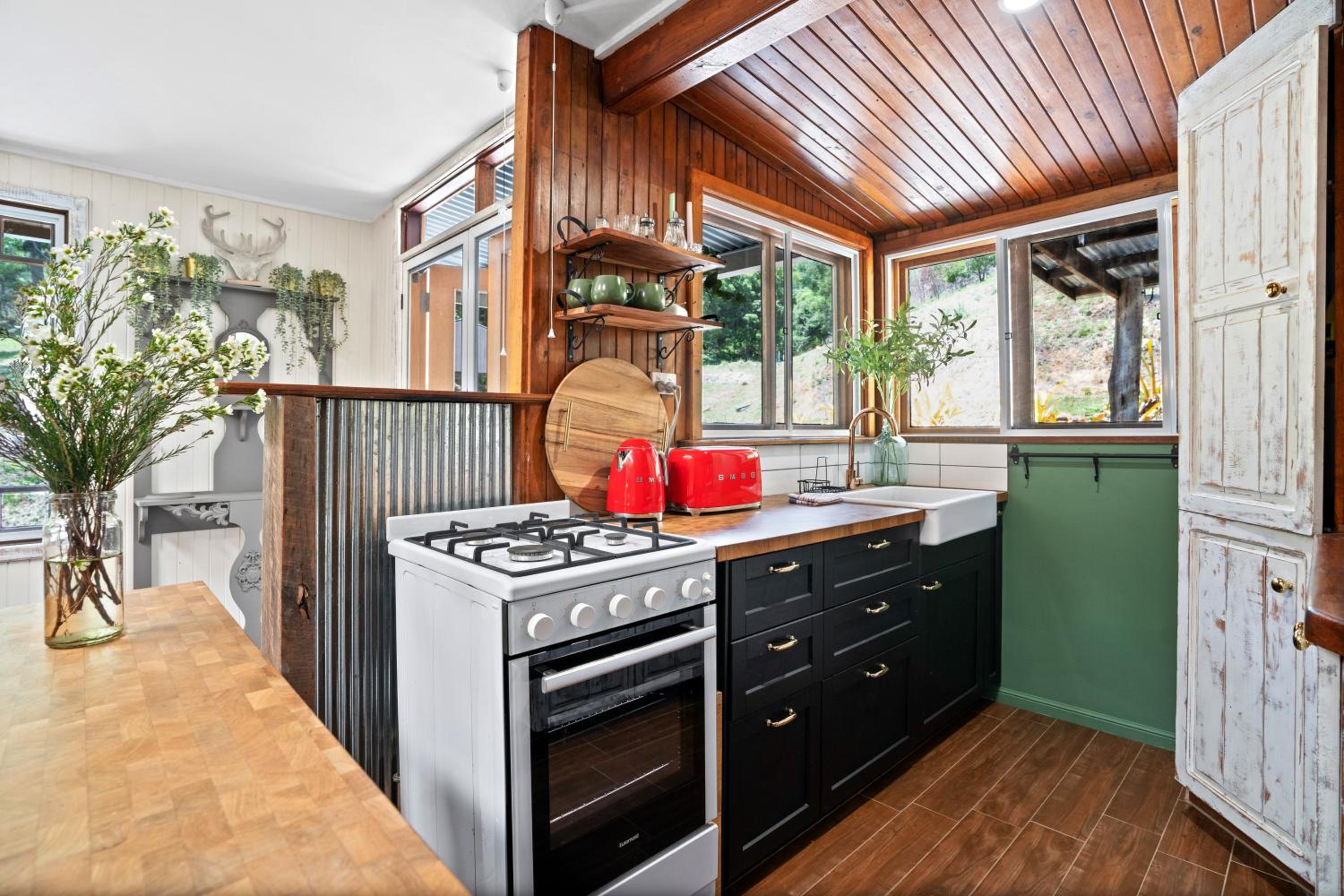 Bellbird Rise Off-Grid Cottage
