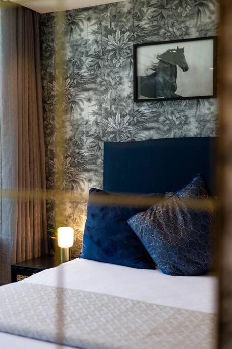 Luxury Elegant Designer two bed - AC & Views view 2