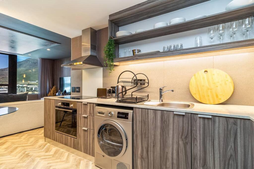 Luxury Elegant Designer two bed - AC & Views view 3
