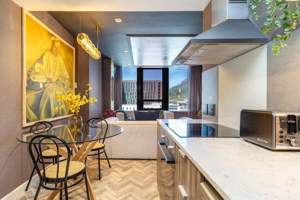 Luxury Elegant Designer two bed - AC & Views view 4