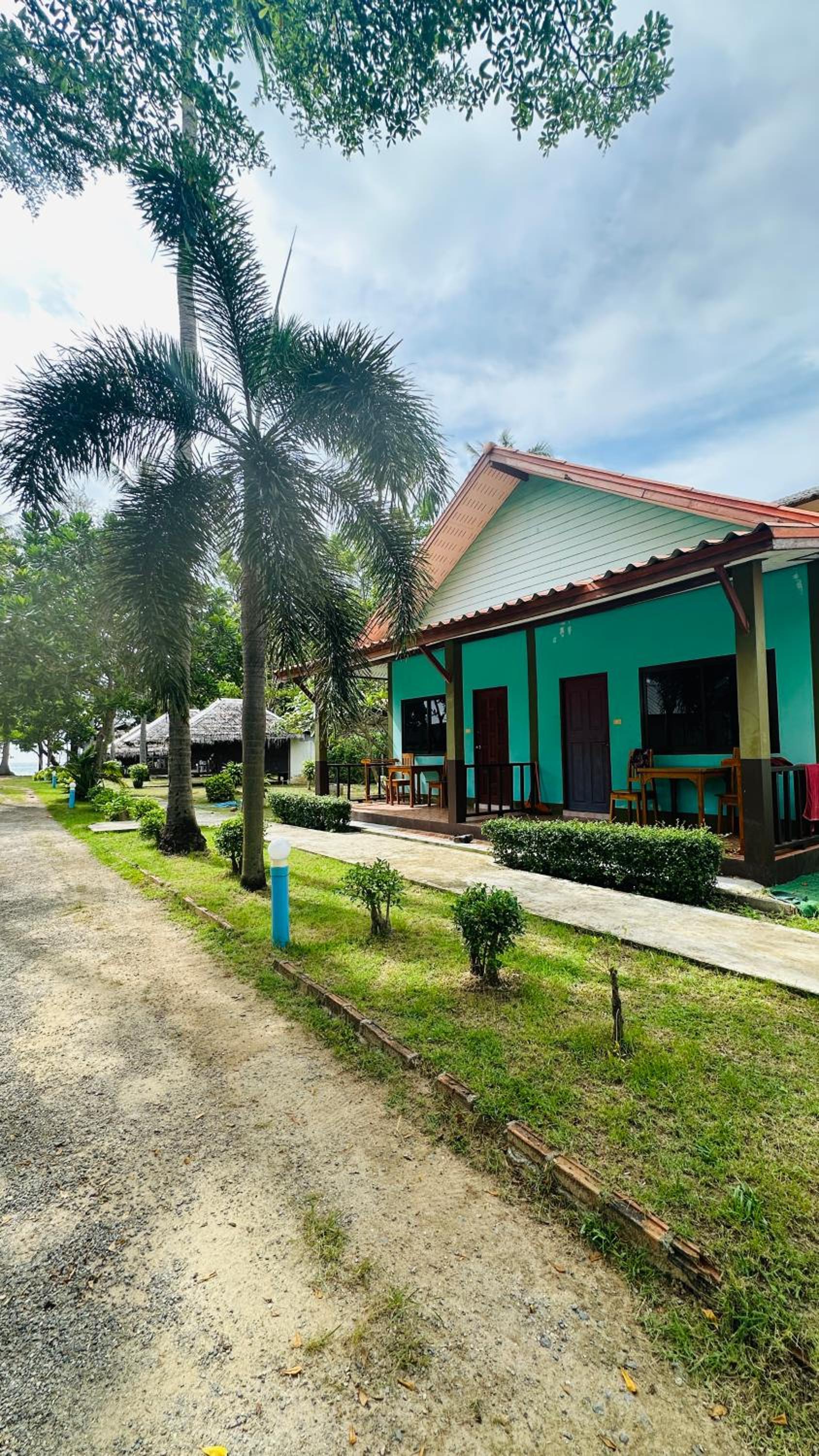 Hotel Lanta L.D. Beach Bungalow - Image 1