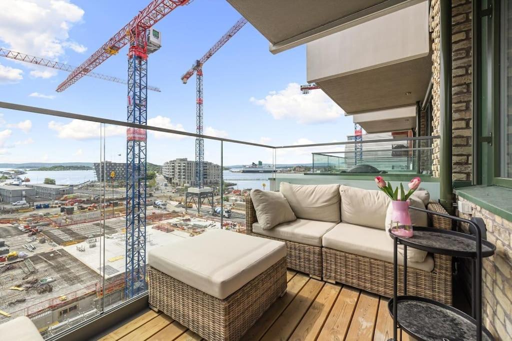 New 1 bedroom apt with balcony view 5