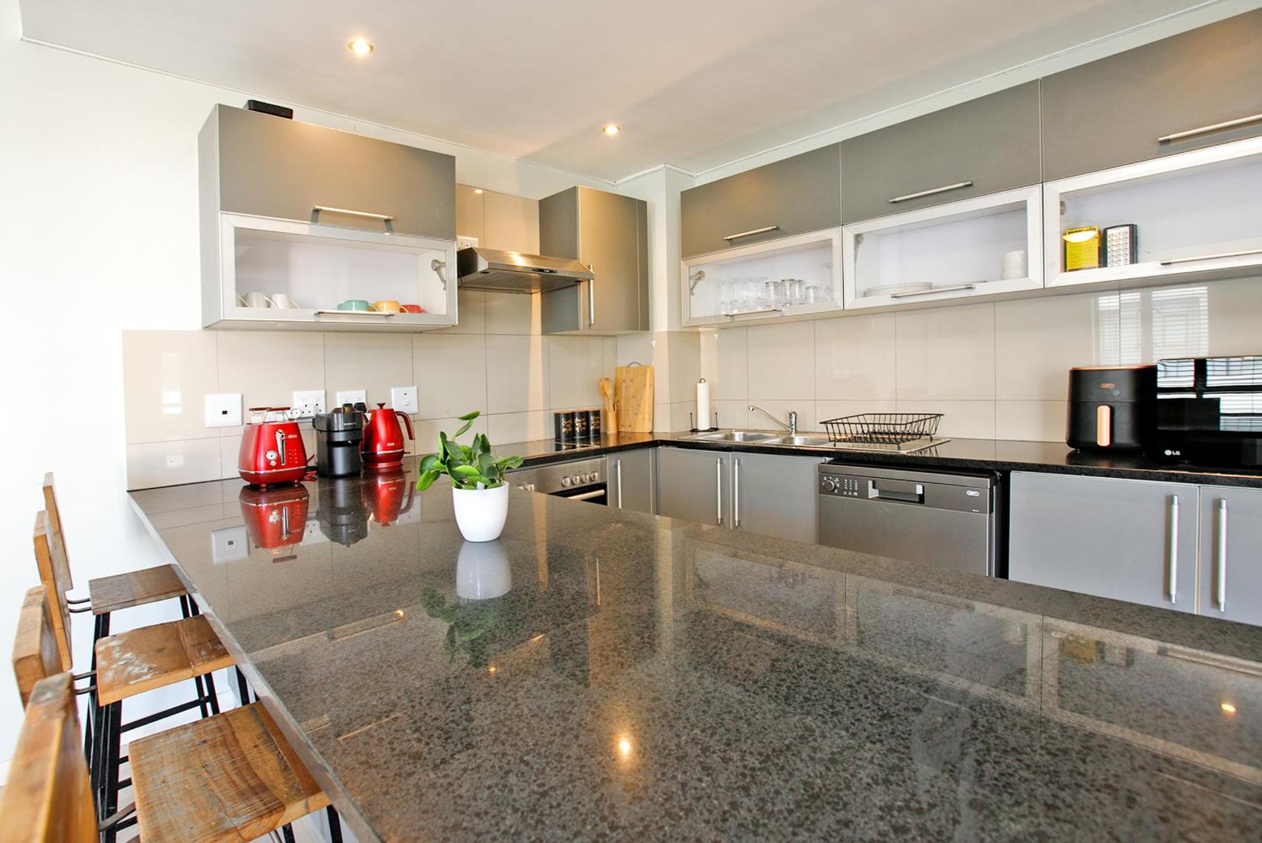 City Explorer - 2 bed with balcony view 3