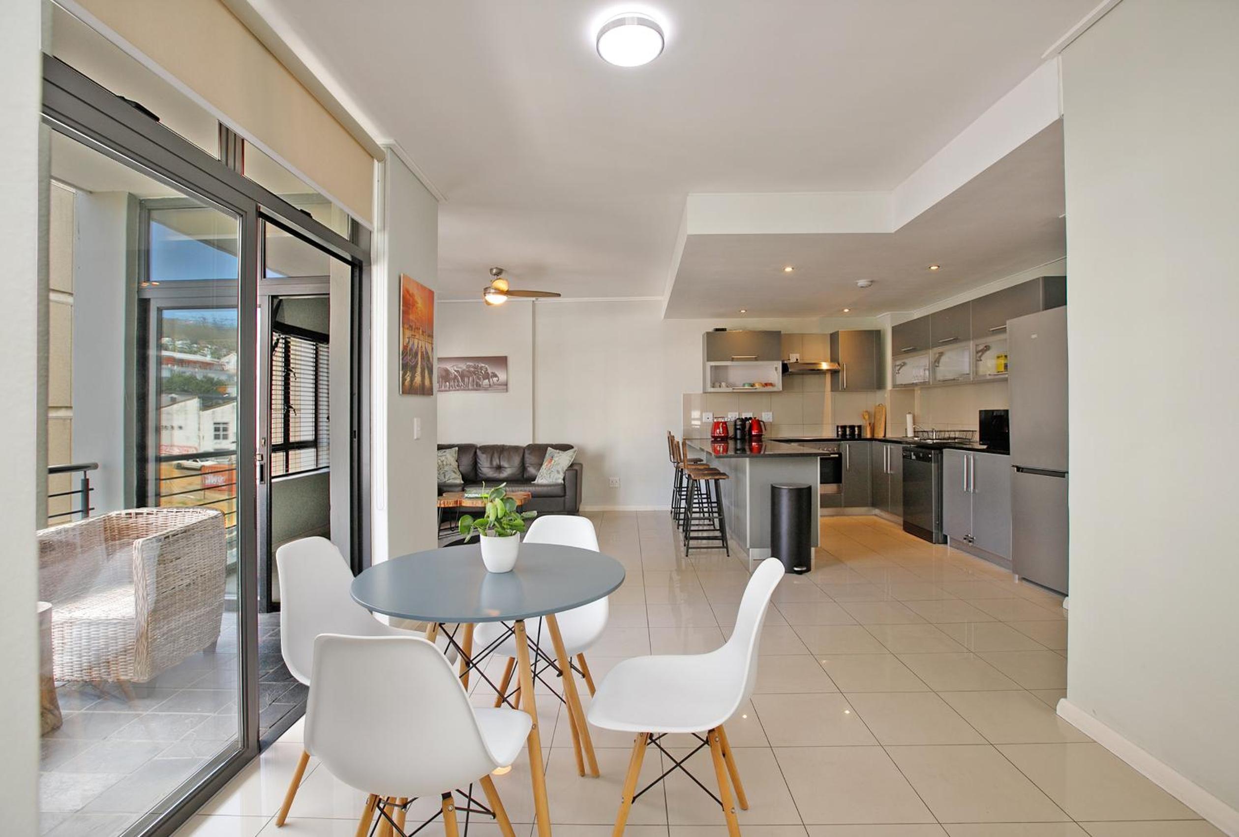 City Explorer - 2 bed with balcony view 2