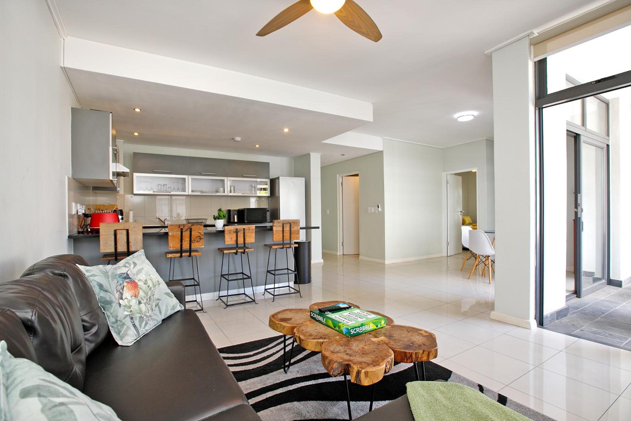 City Explorer - 2 bed with balcony view 5