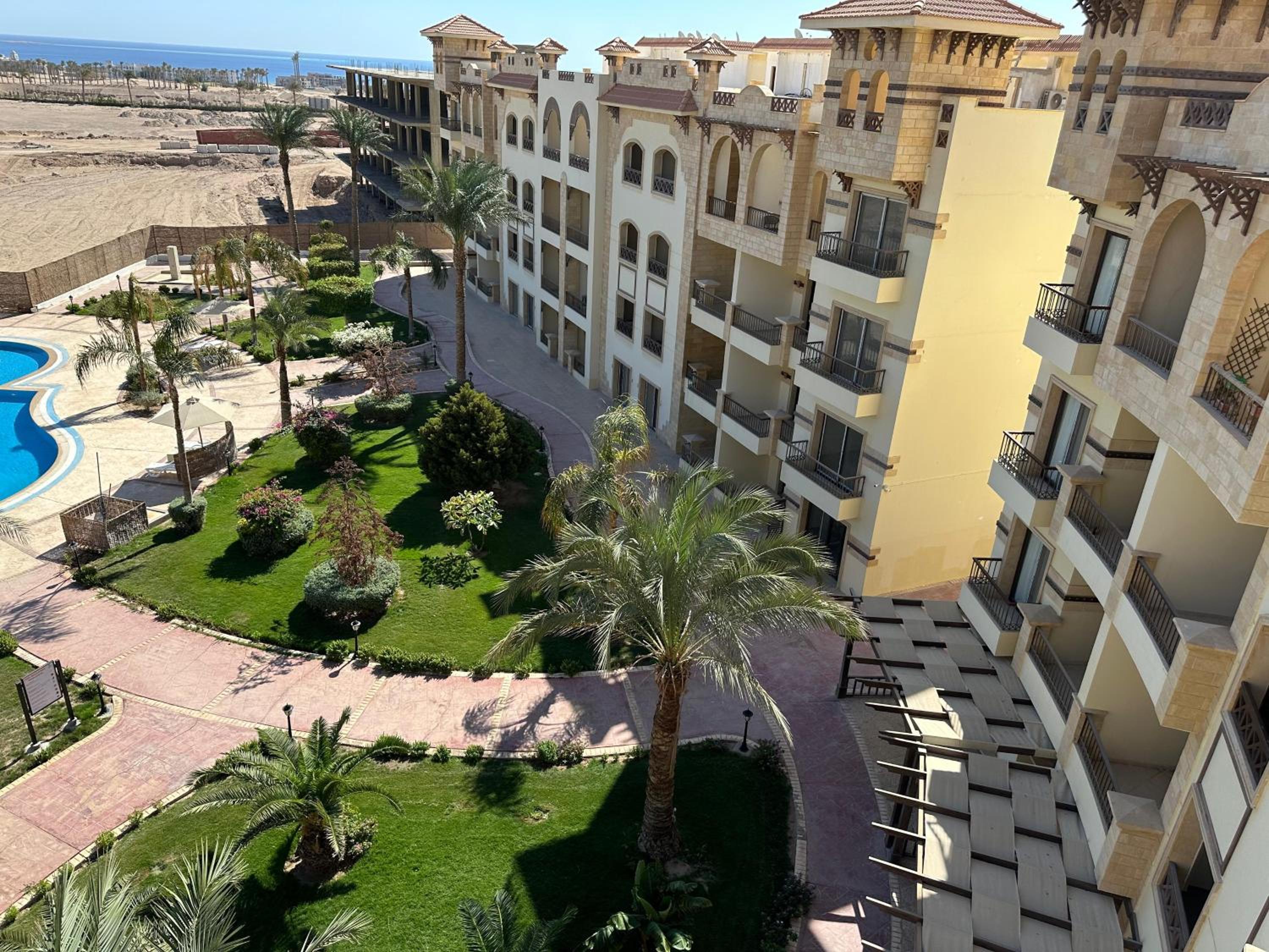 Al Saraya Sahl Hasheesh by Peaks