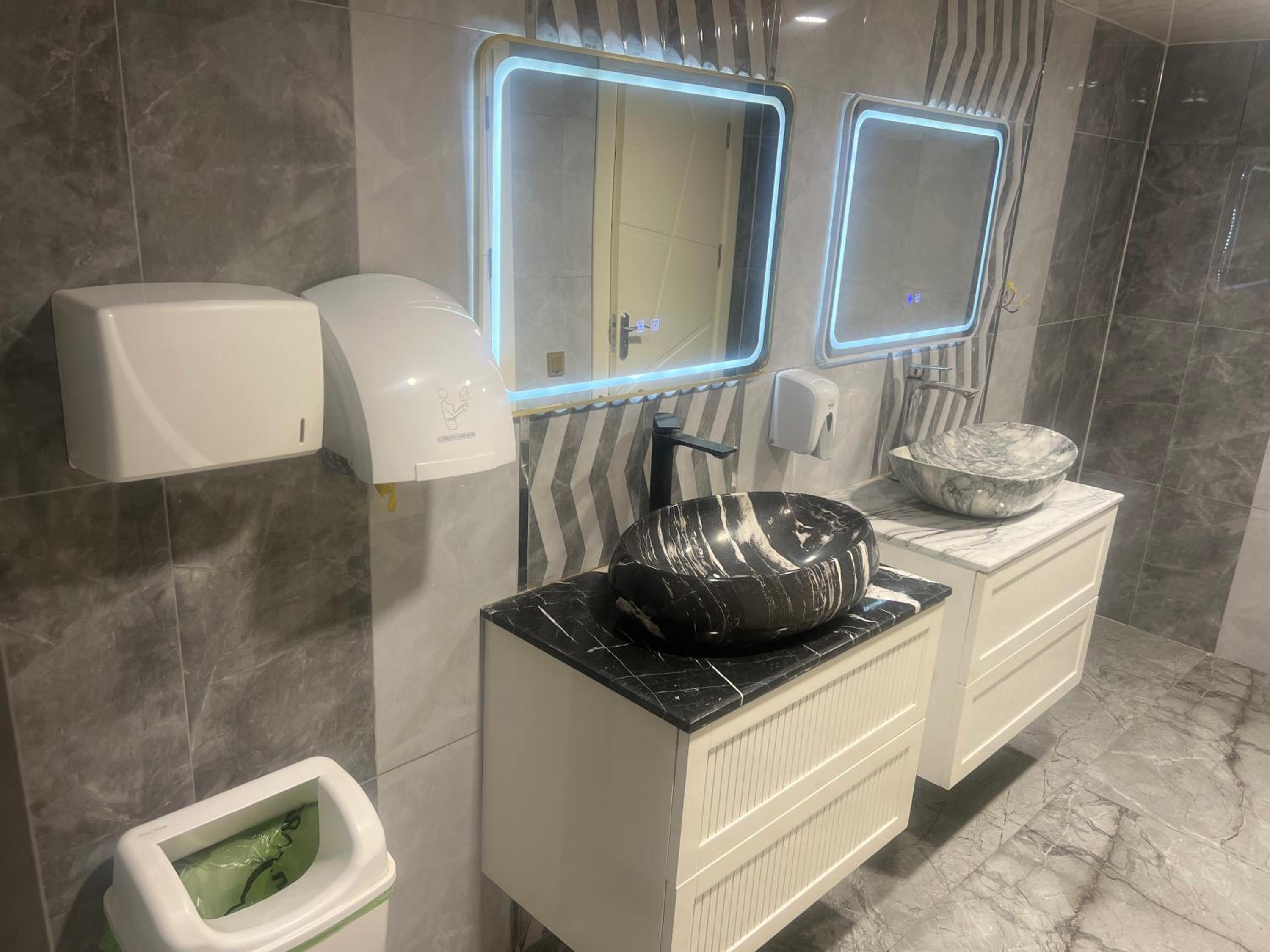 ECO Hotel & Hostel