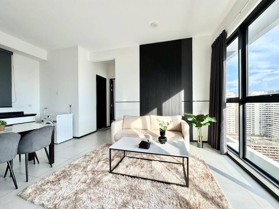 Urban Suites #Luxury Leisure #5min drive to town #Infinity Pool #Local Neighborhood #Convenient store photo 2
