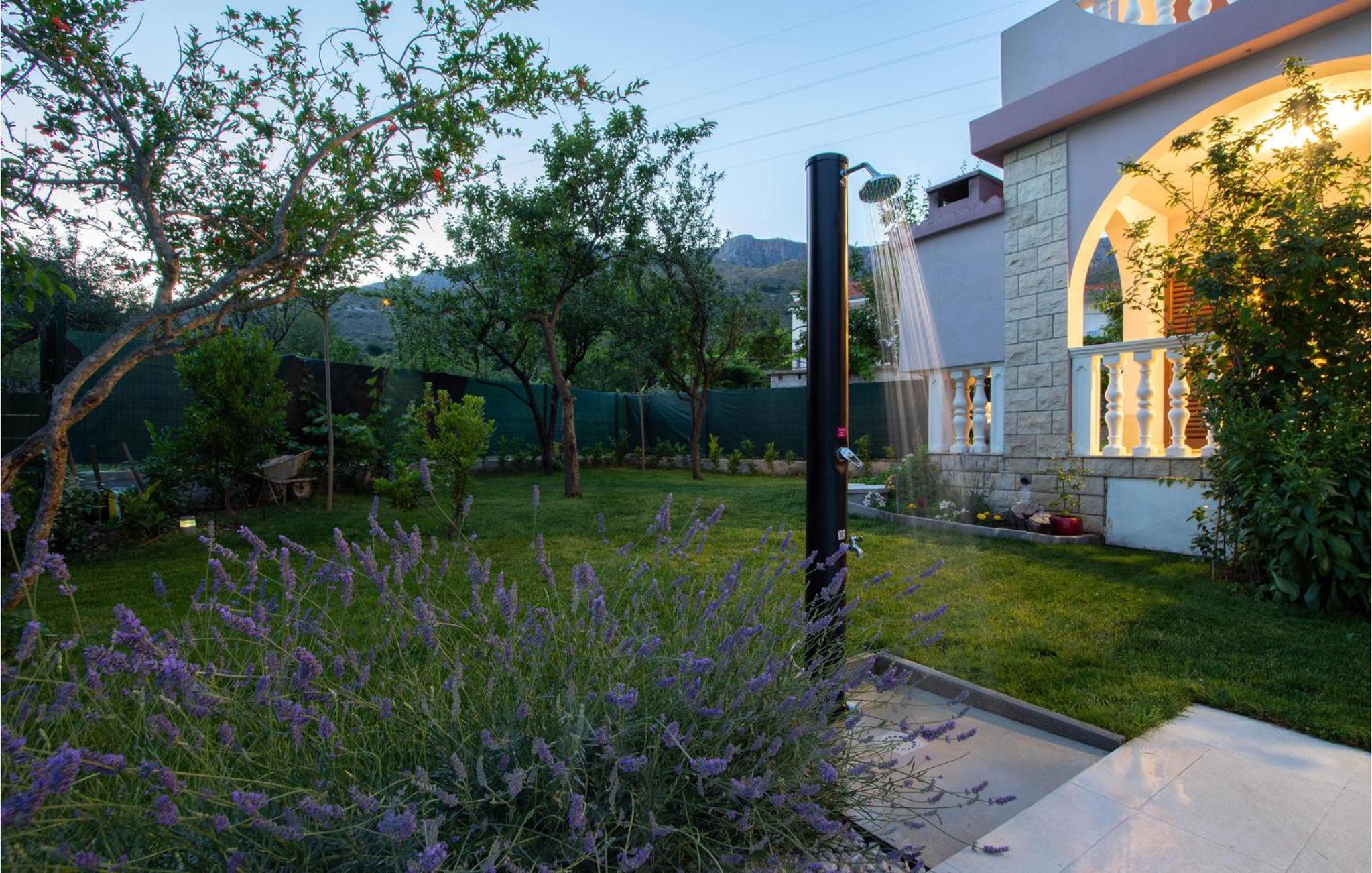 Awesome Home In Zrnovnica With Kitchen