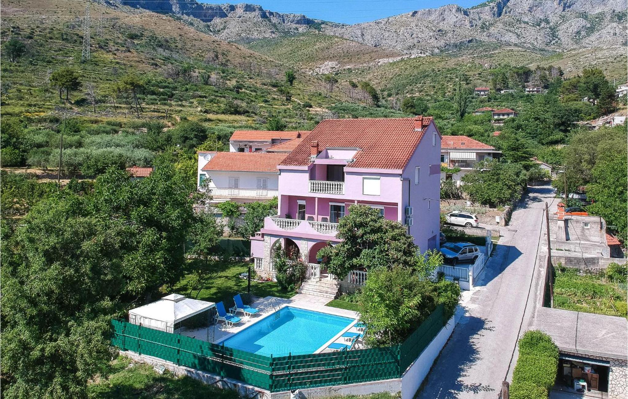 Awesome Home In Zrnovnica With Kitchen