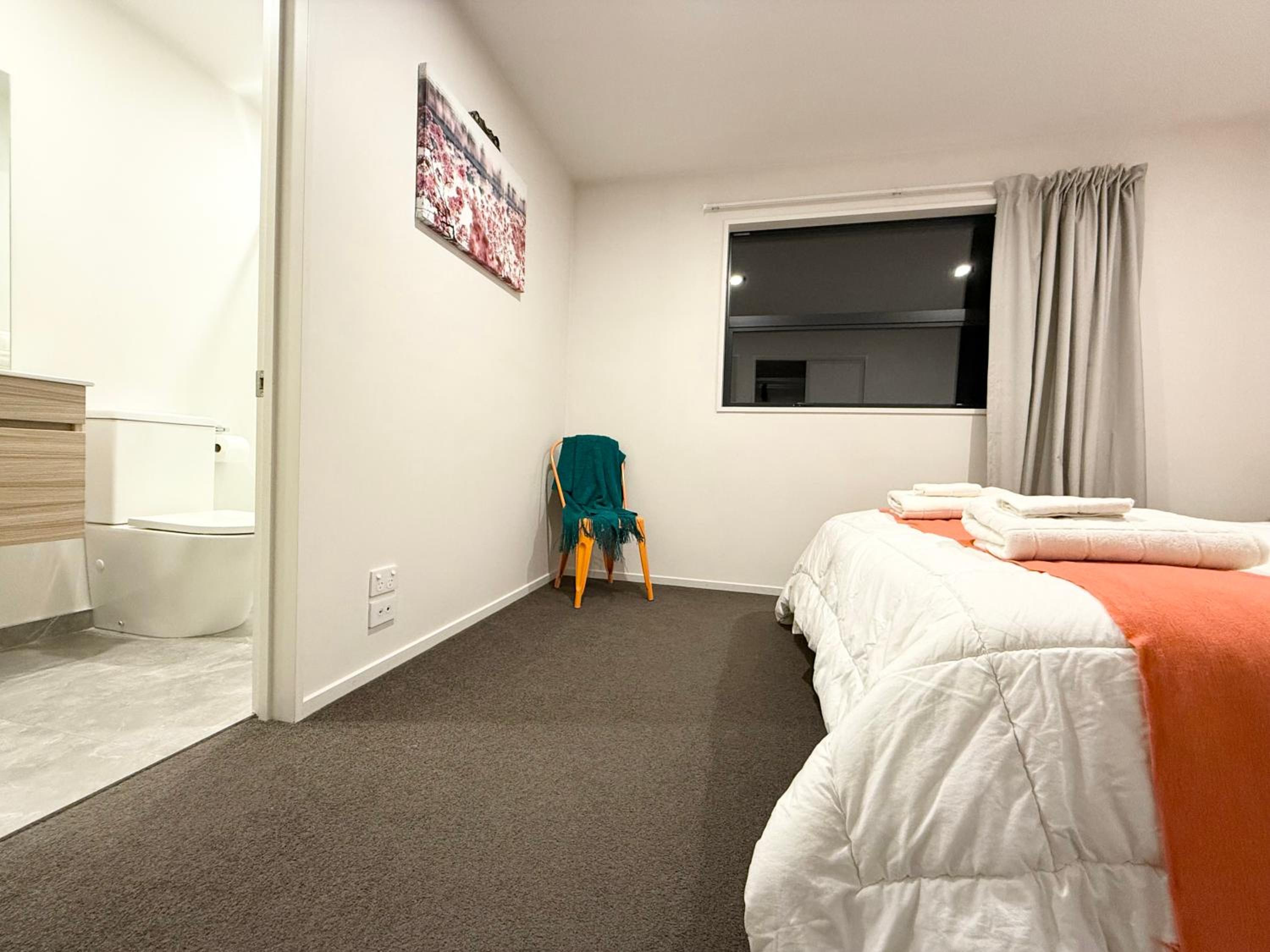 3BRM 3 Bathroom Central townhouse free car park view 2