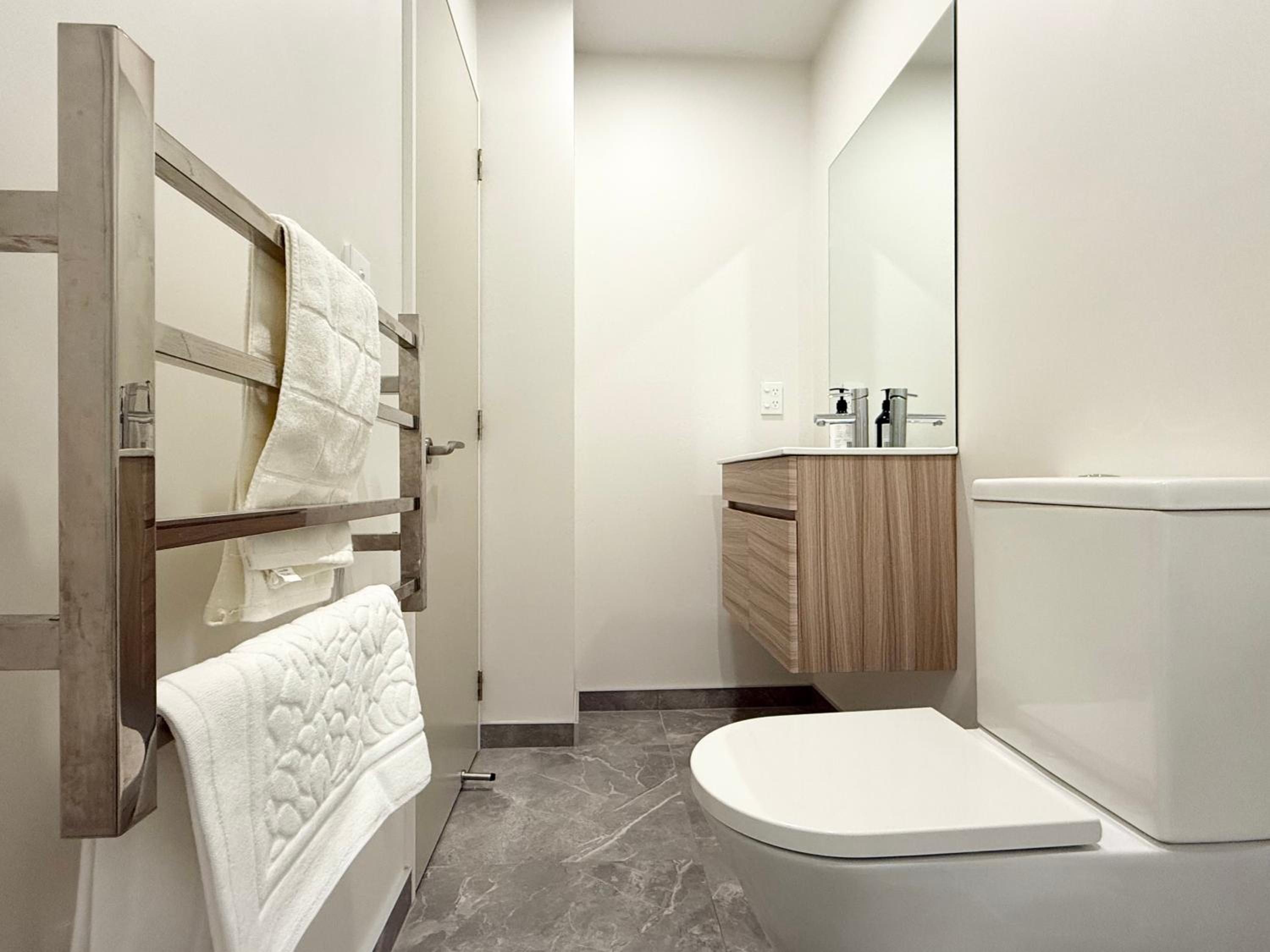 3BRM 3 Bathroom Central townhouse free car park view 3