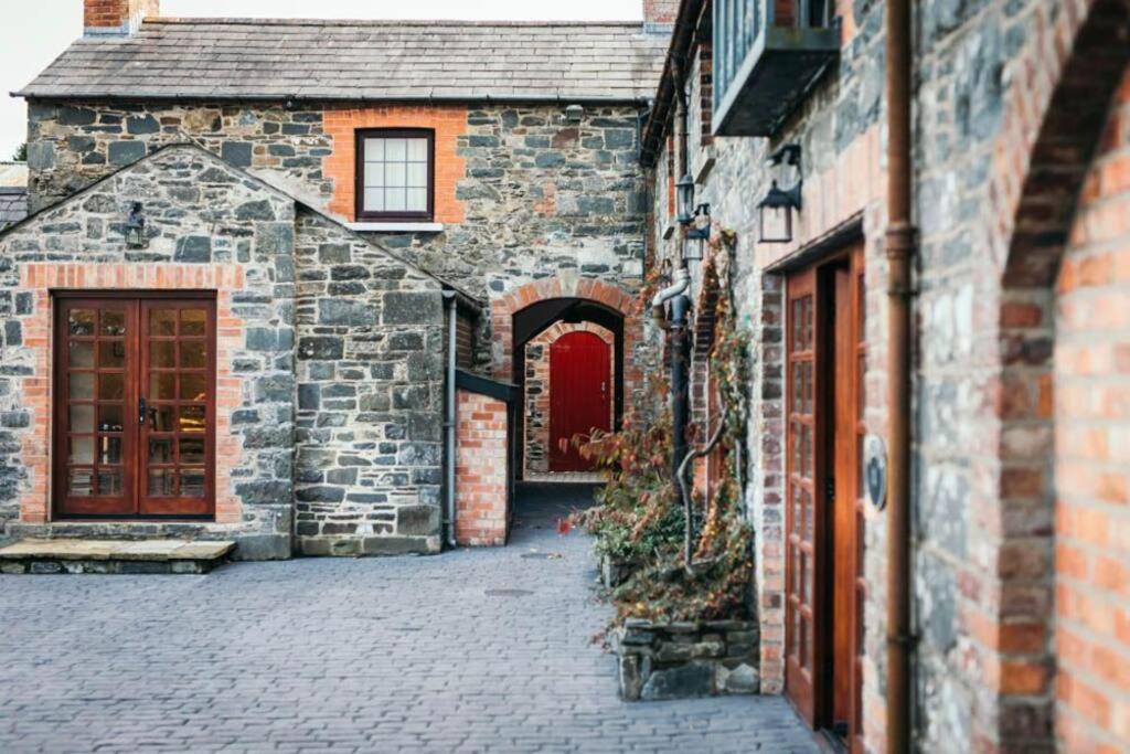 Luxury Large Group Accommodation with Hot Tub