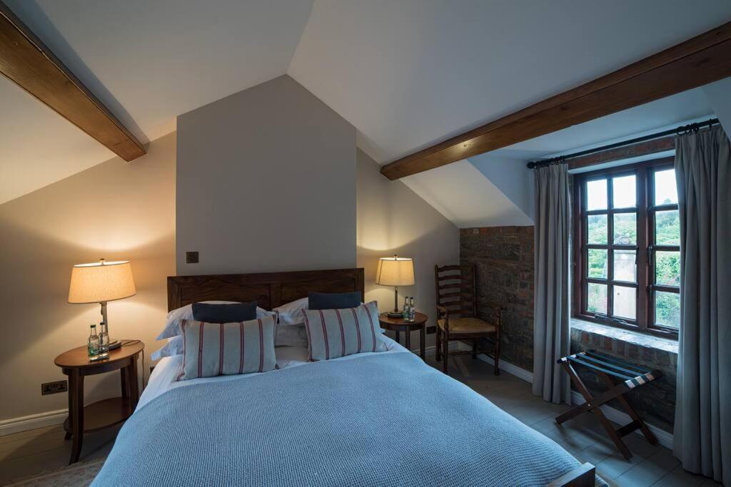 Luxury Large Group Accommodation with Hot Tub