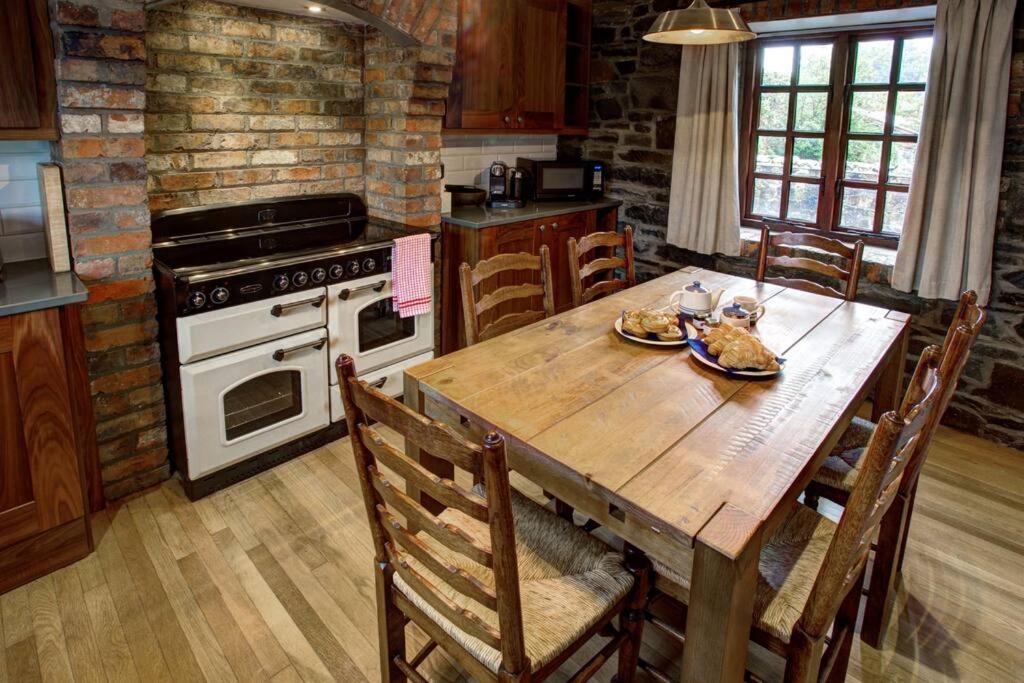 Luxury Large Group Accommodation with Hot Tub