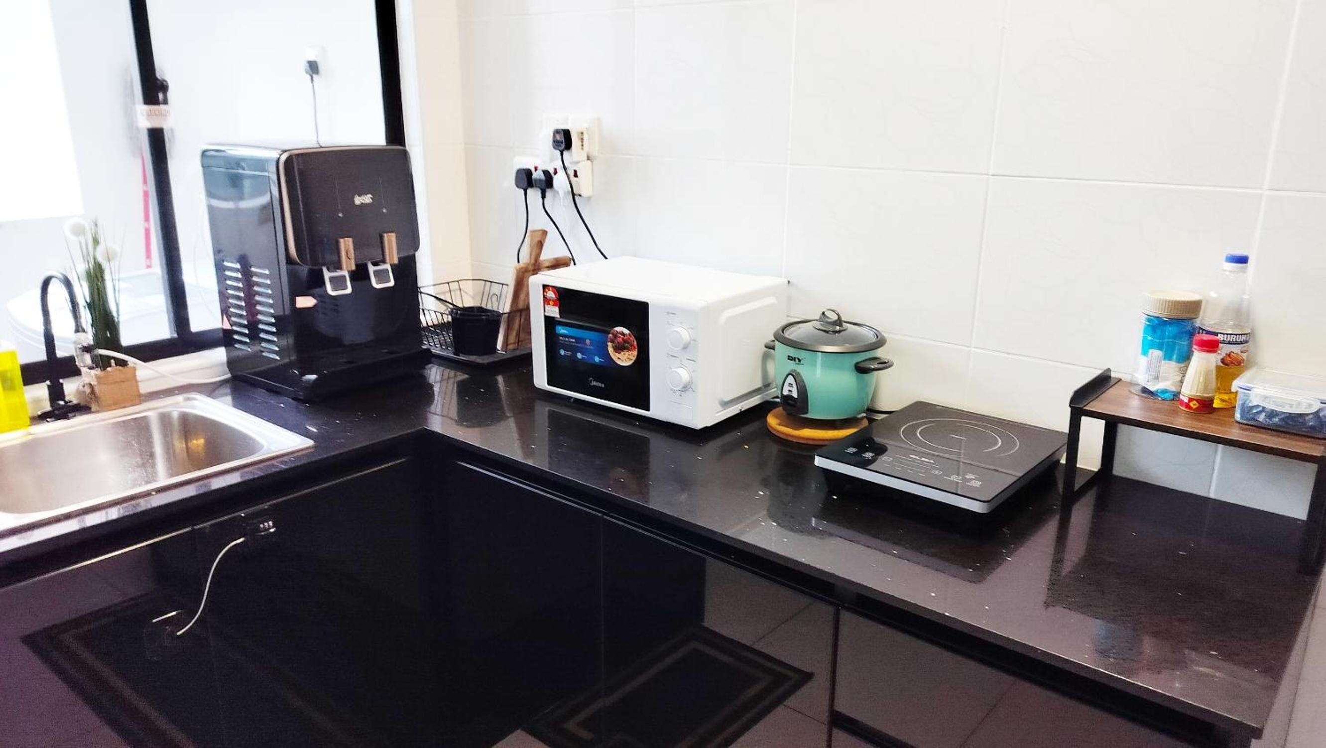 Huge Family Friendly 3BR Suite, PLATINO Service Apartment, Mins Walk to Paradigm Mall
