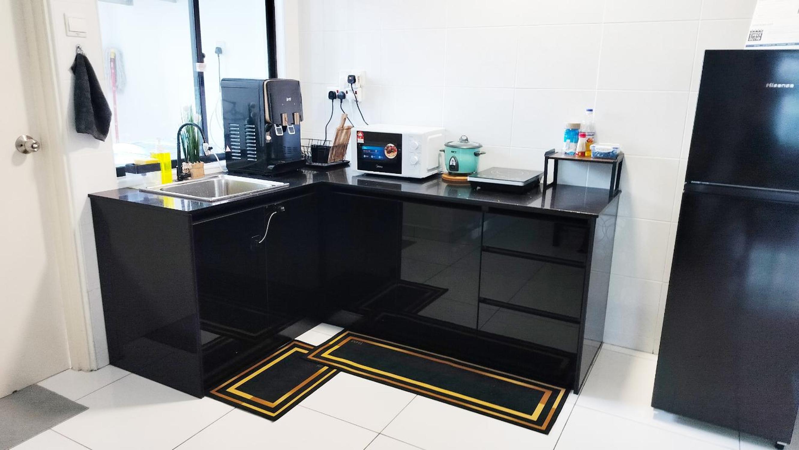Huge Family Friendly 3BR Suite, PLATINO Service Apartment, Mins Walk to Paradigm Mall