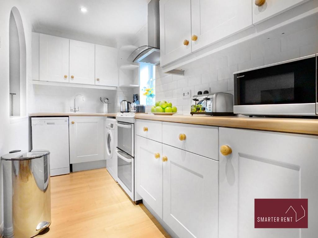 Bracknell - Modern, Spacious 1 Bedroom House view 3