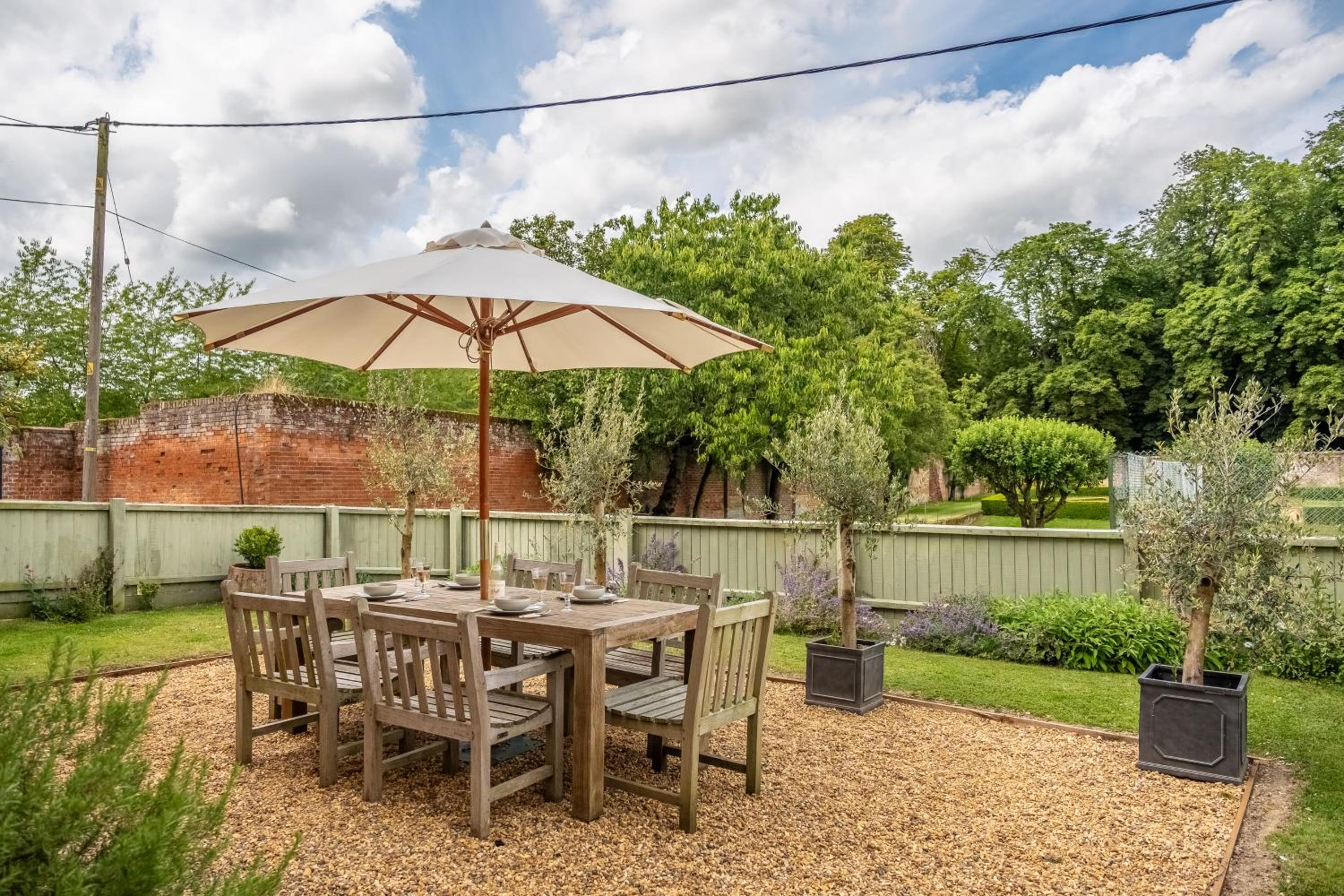 Stylish luxury cottage in historic country estate - Belchamp Hall Coach House view 3
