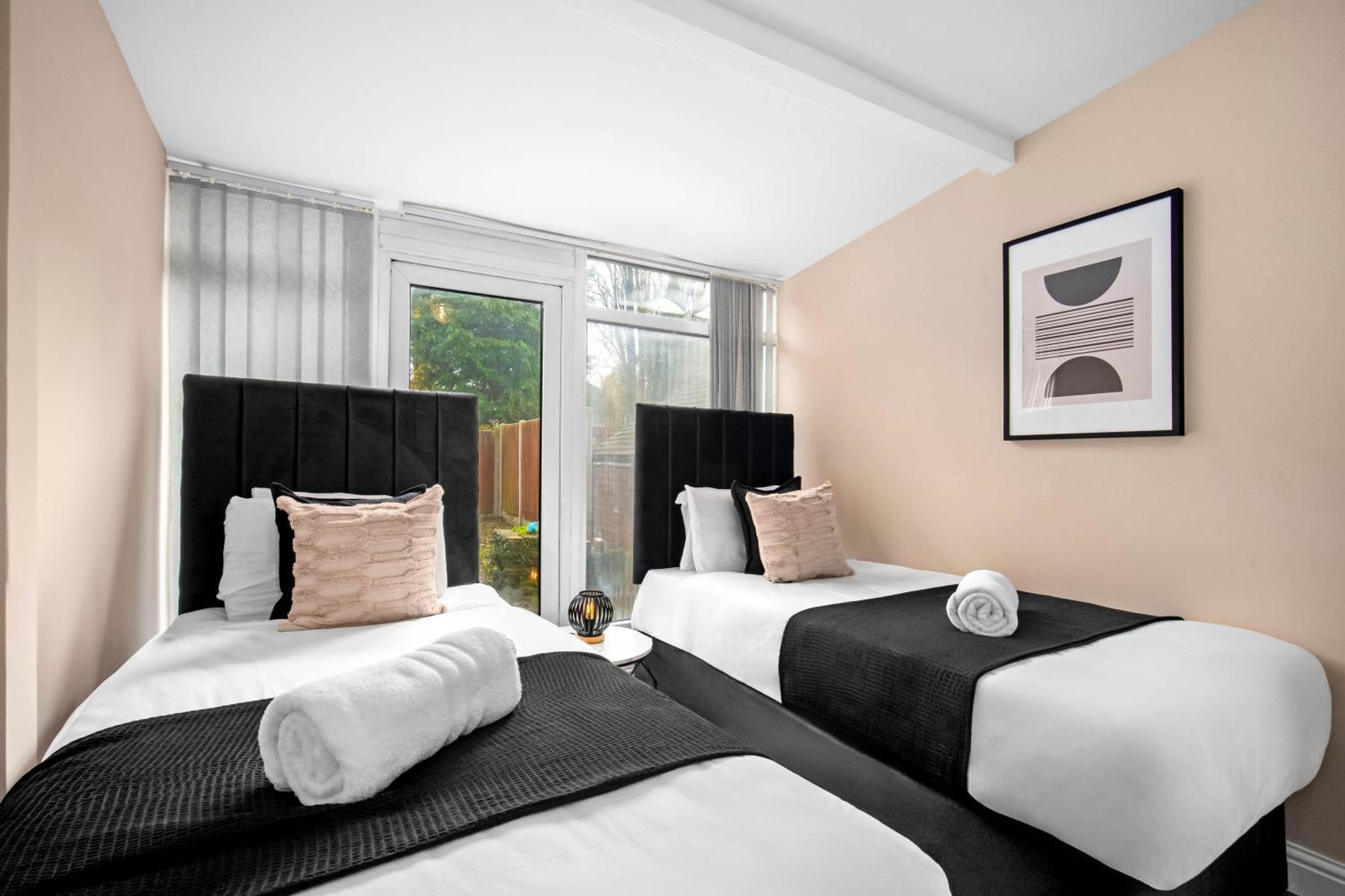 Spacious Five Bedroom House - Accommodates 11 - Parking 316C view 2