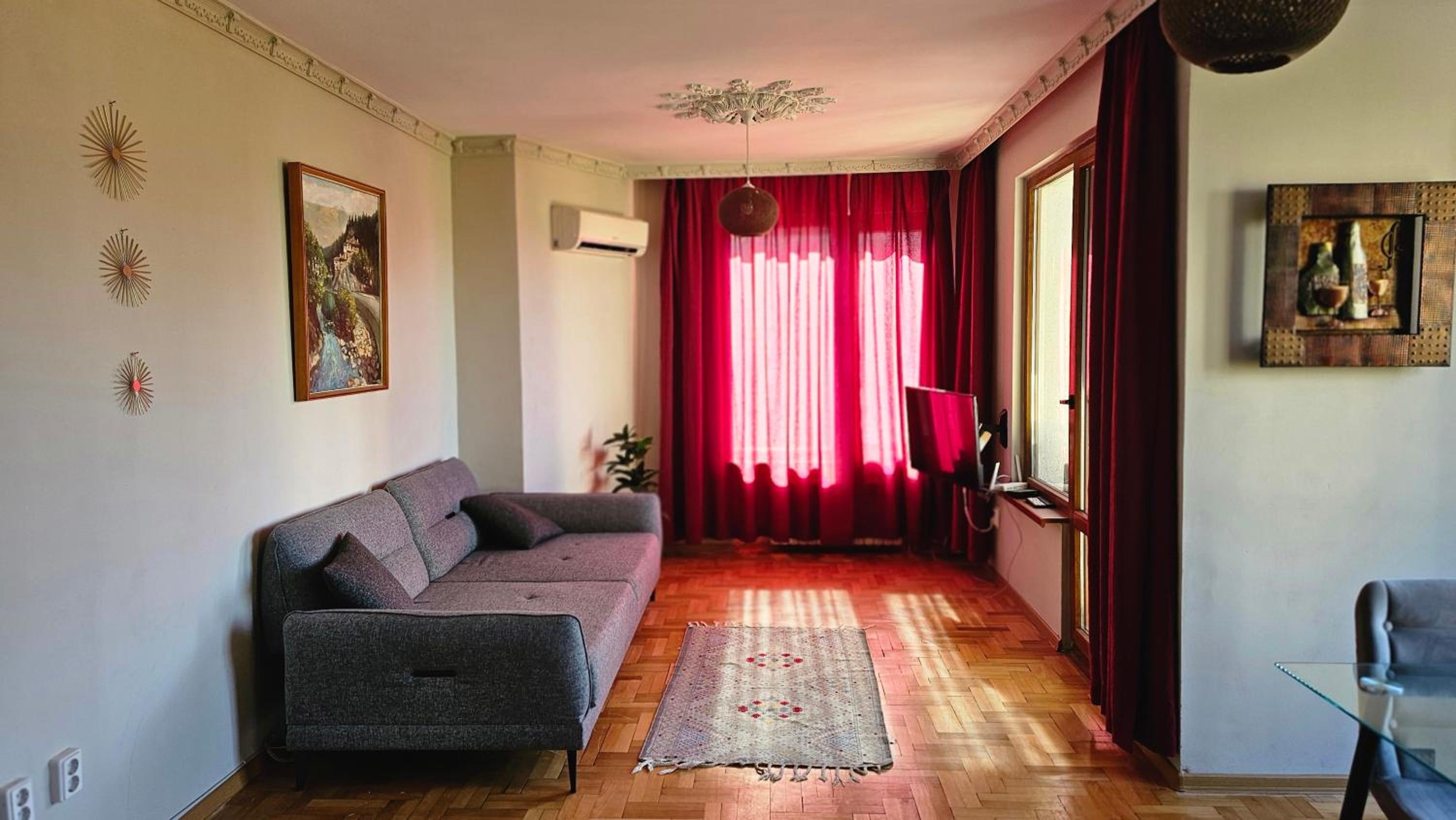 Business Park Retreat: 1BR with Mountain View