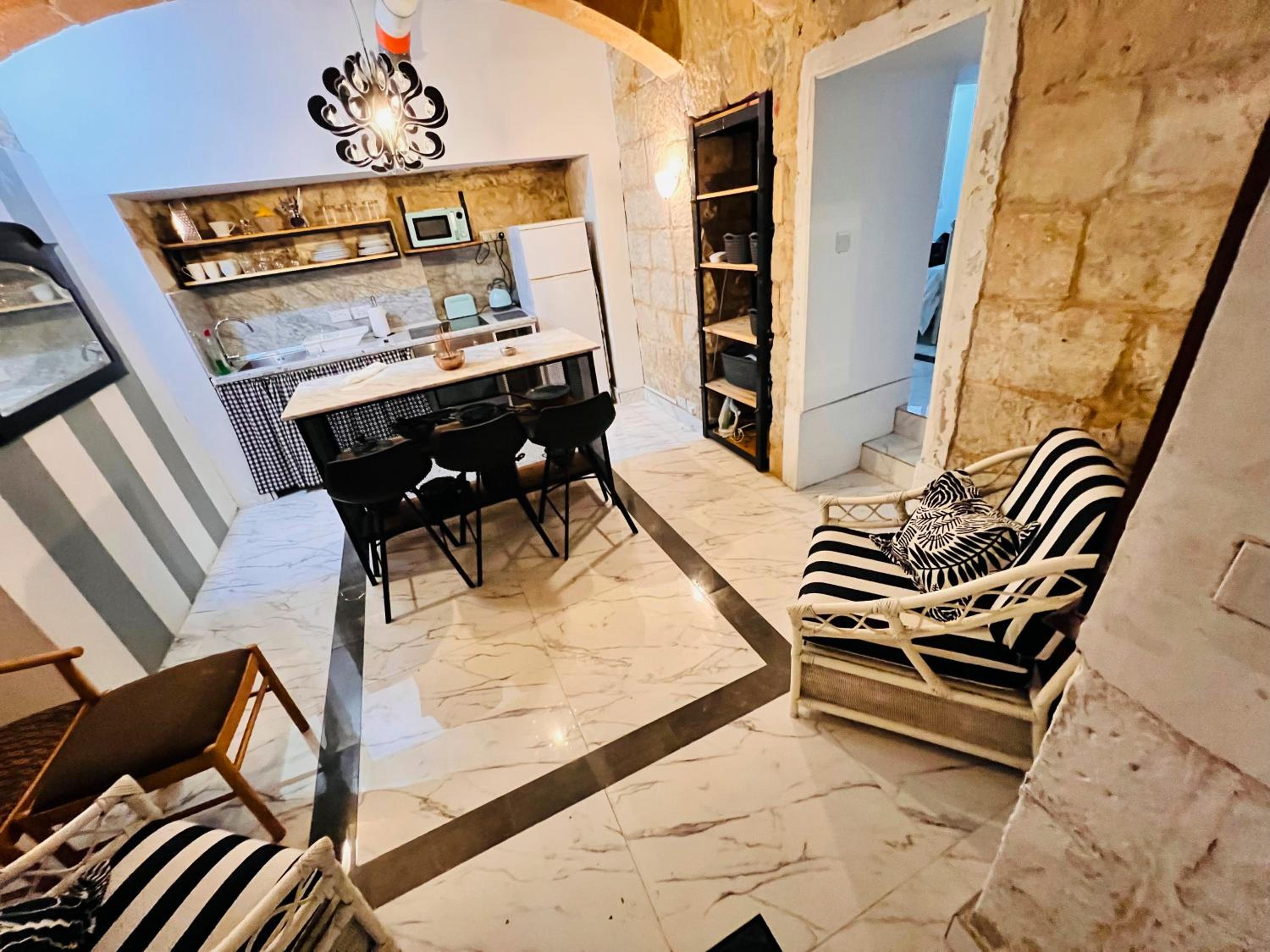 Cozy Charming Townhouse Prime Area Valletta view 2