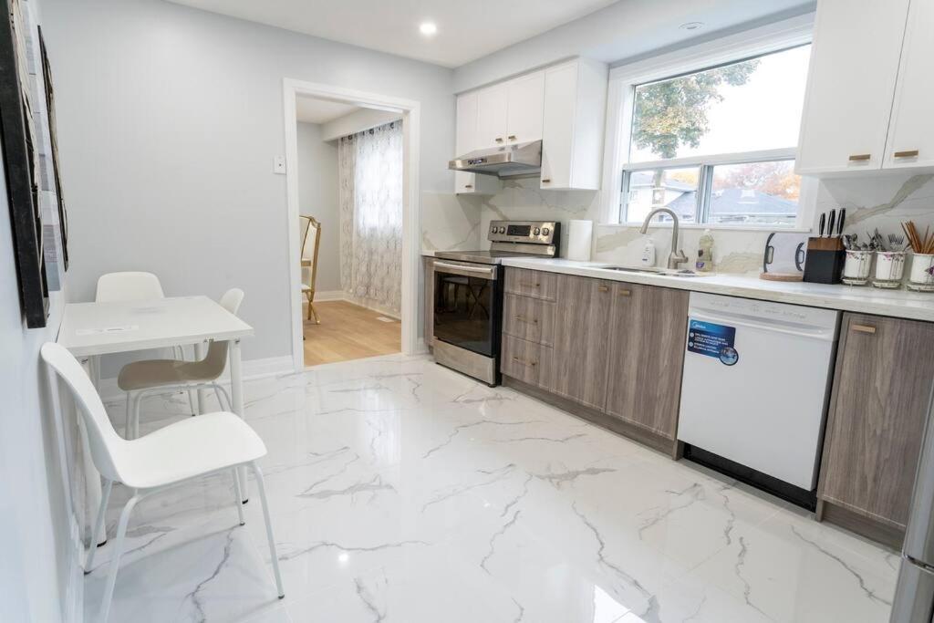 Cozy 5 bedroom house Scarborough