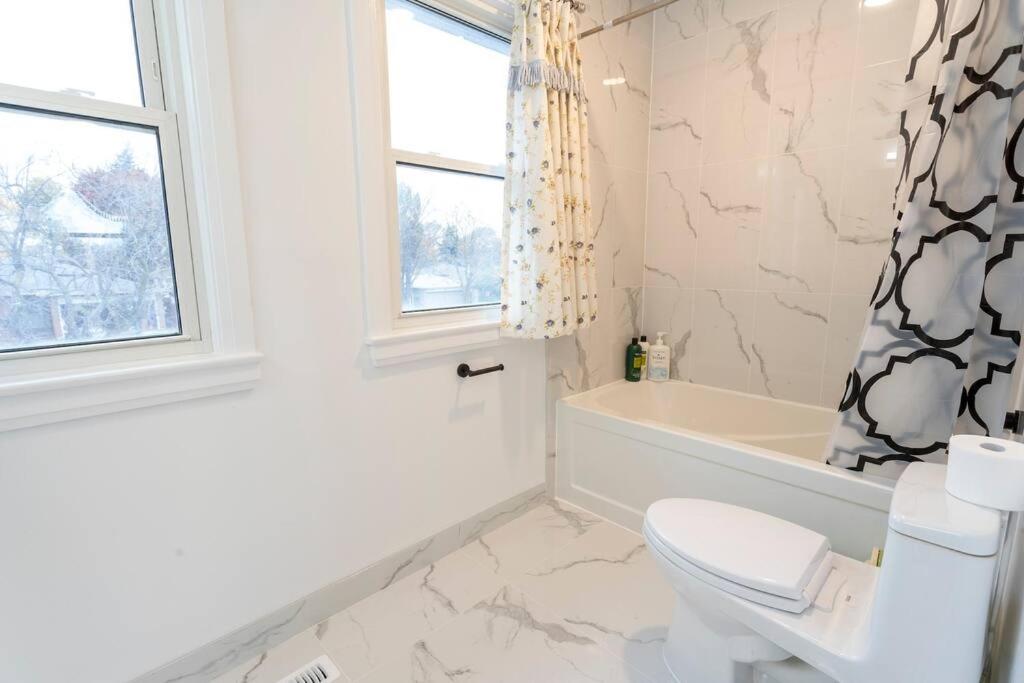 Cozy 5 bedroom house Scarborough