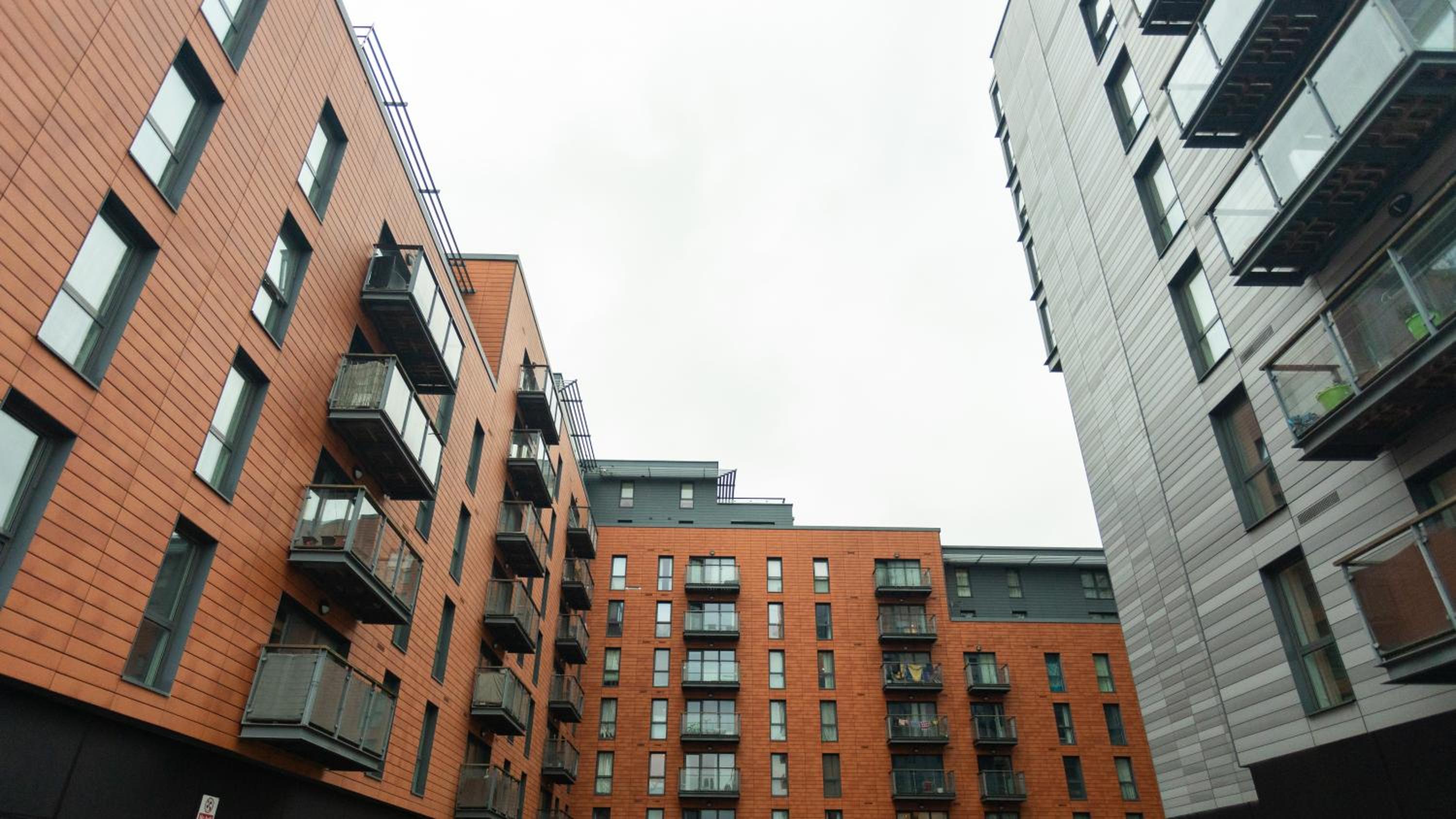 Modern Stylish Two Bedroom Apartment with Free Parking, Near Slough Station, London in 15 minutes, Near Heathrow and Windsor view 4