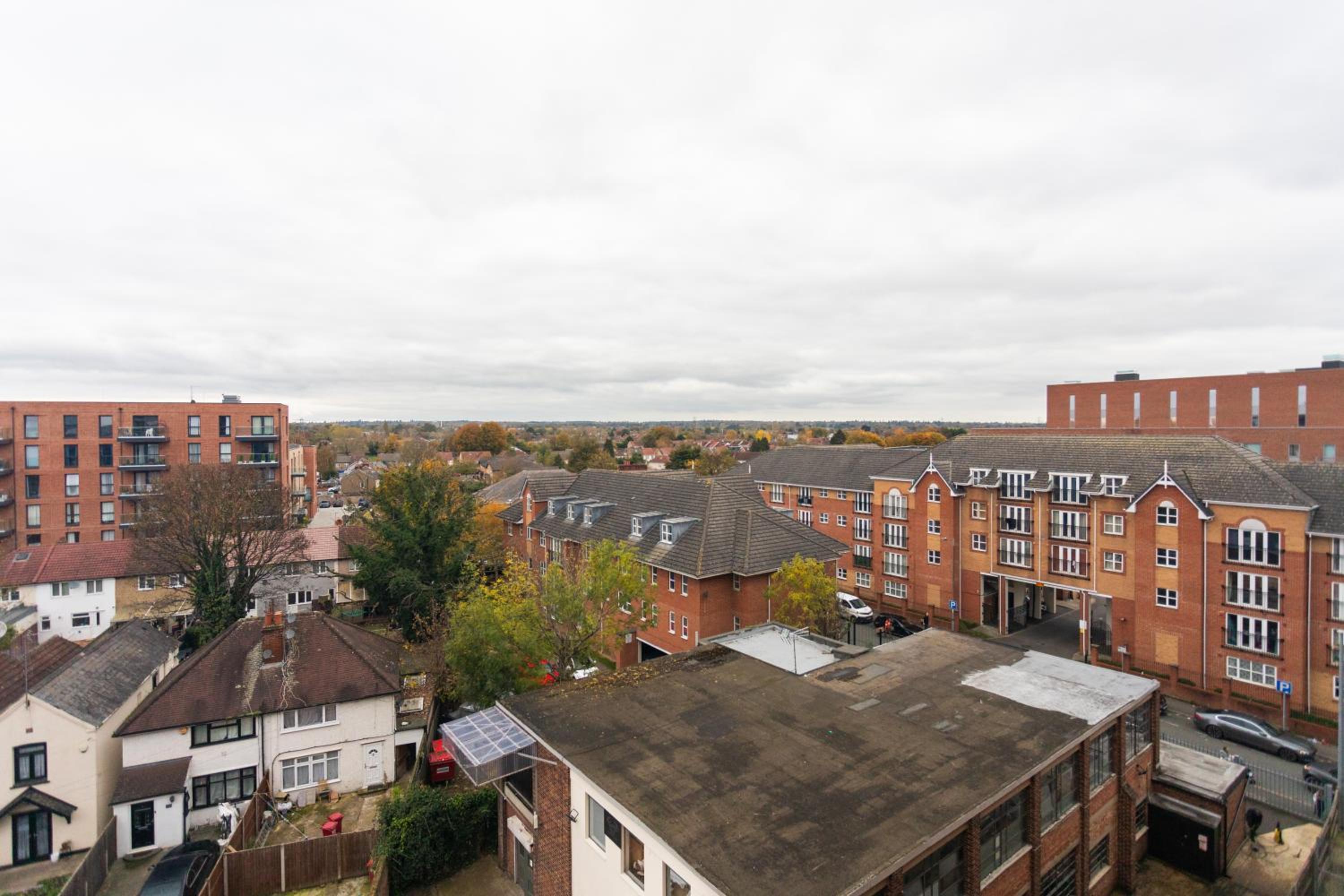 Modern Stylish Two Bedroom Apartment with Free Parking, Near Slough Station, London in 15 minutes, Near Heathrow and Windsor view 5
